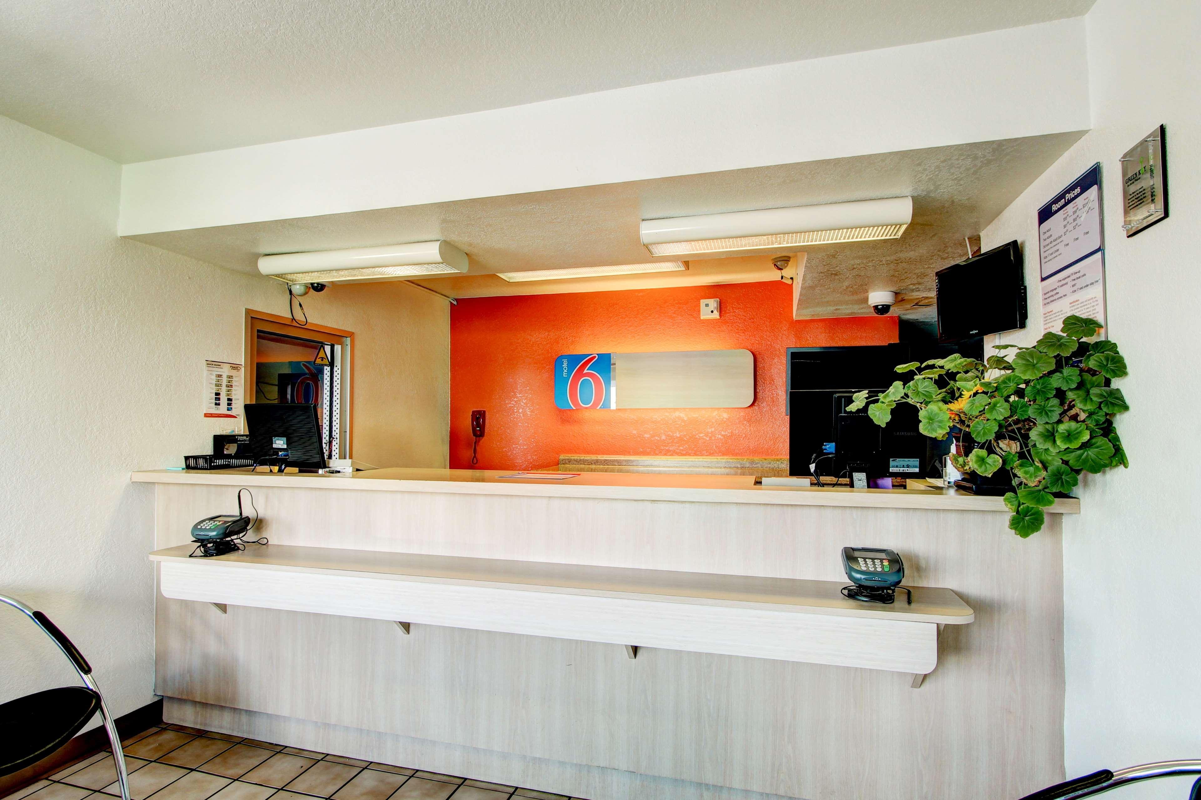 Vista Lobby Motel 6 Denver, CO - Airport