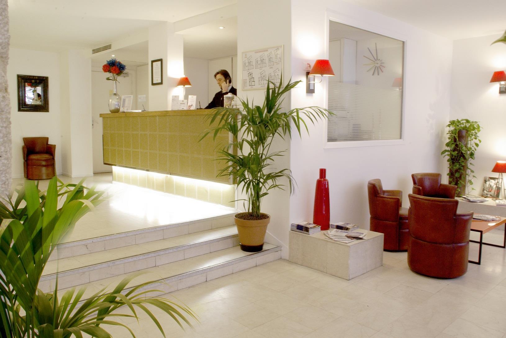 Vista Lobby Regina Opera