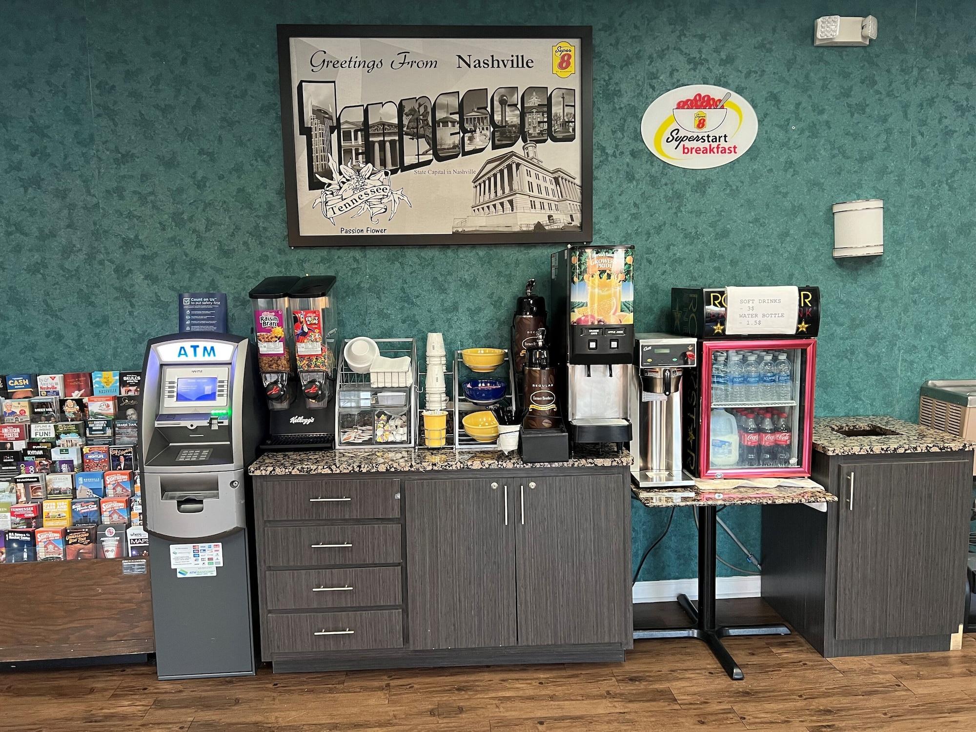 Bar/Salón Super 8 by Wyndham Nashville Near Downtown / I-40