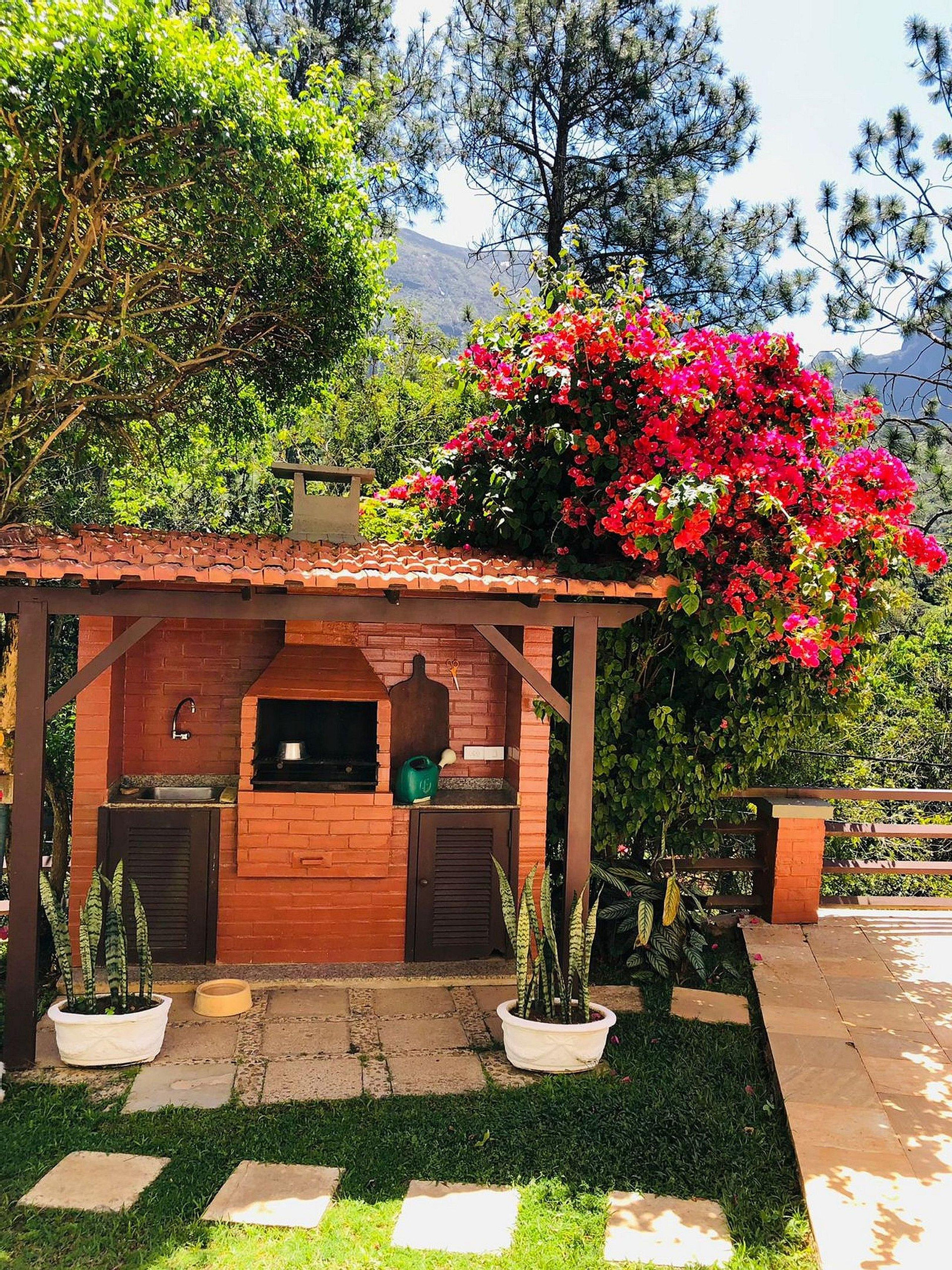 Vista Exterior Casa em Araras: Piscina, sauna e serviço incluído!