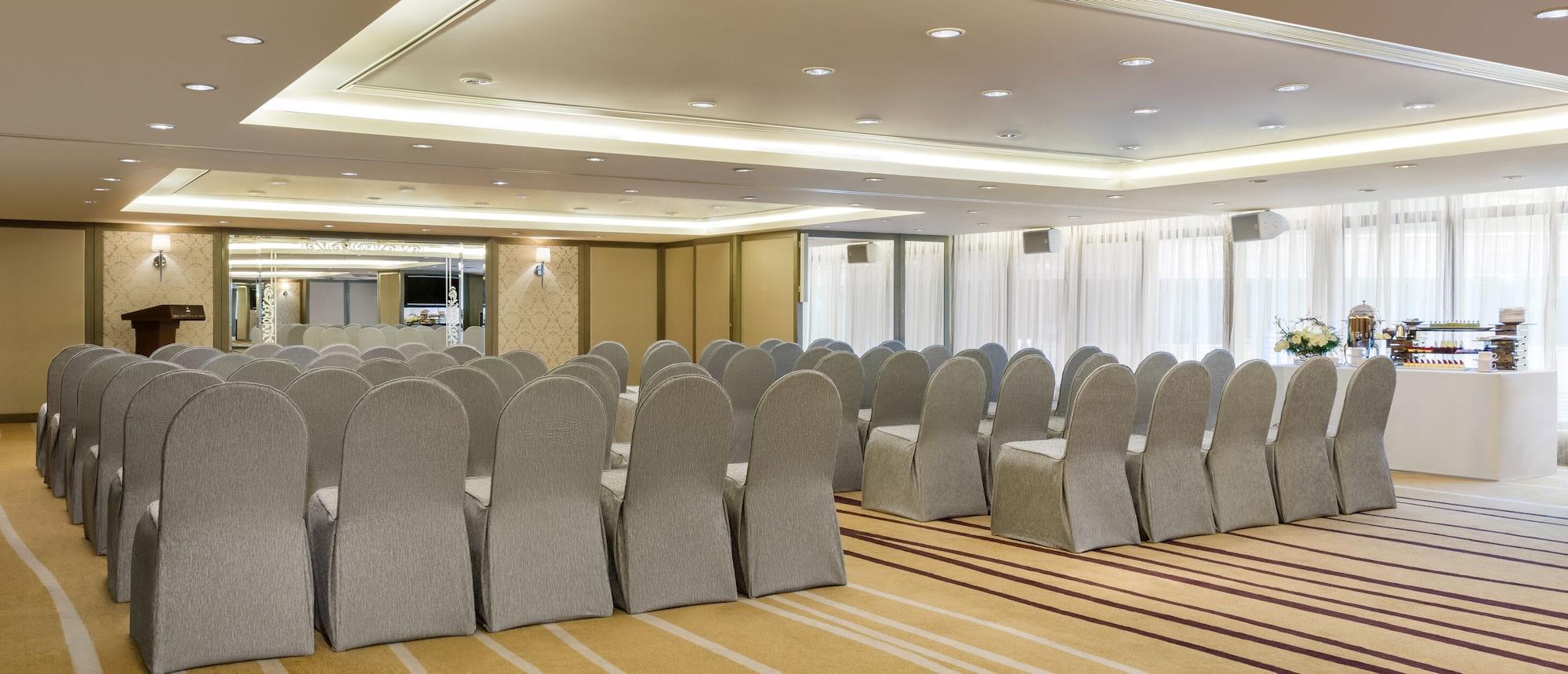 Sala de Reuniones The Royal Pacific Hotel & Towers