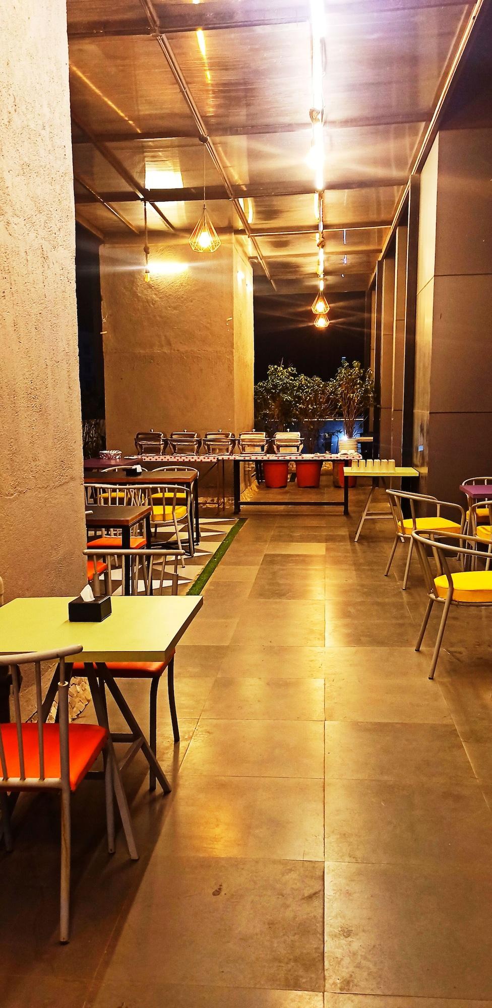 Restaurant StayBird B Suite, Business Hotel