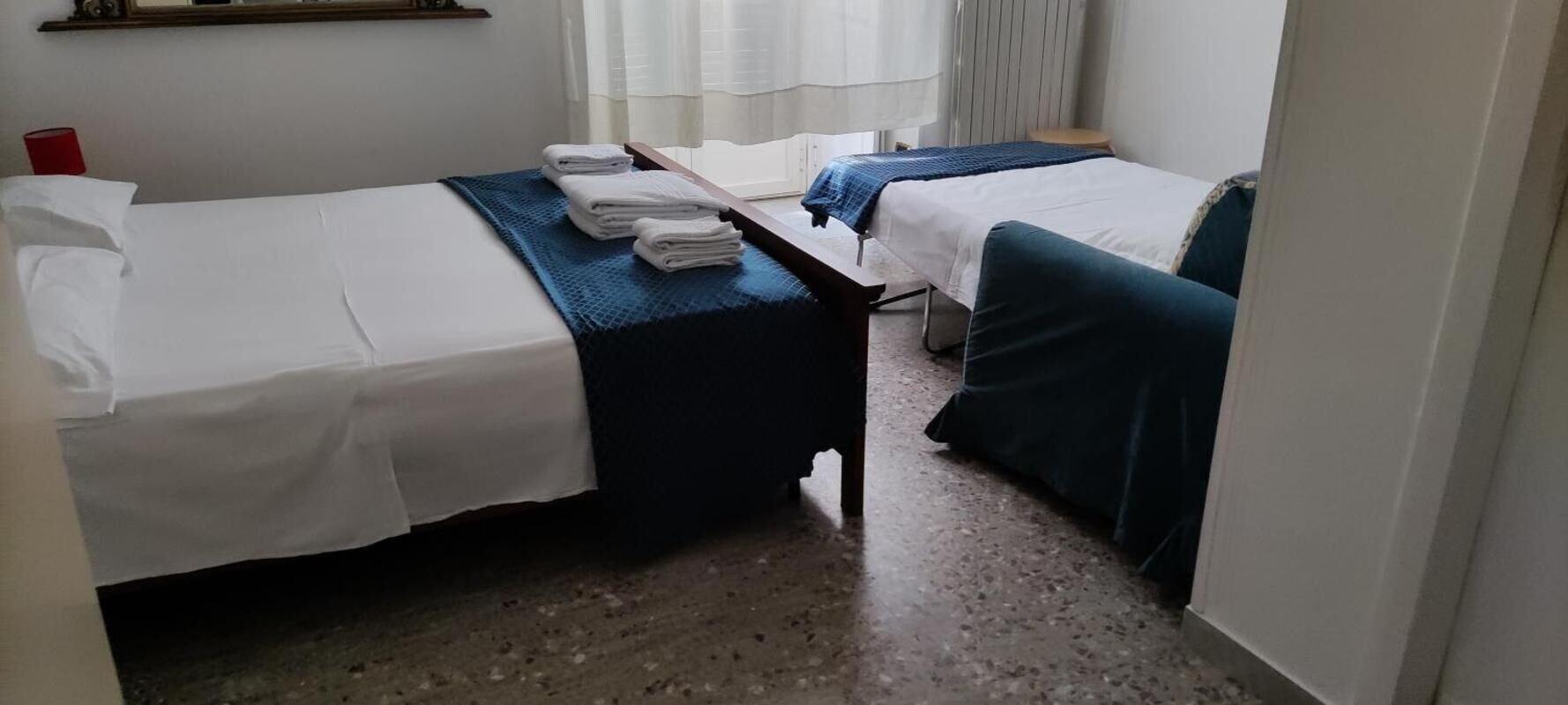 Varios Room-come and Visit Naples !! We Look fo