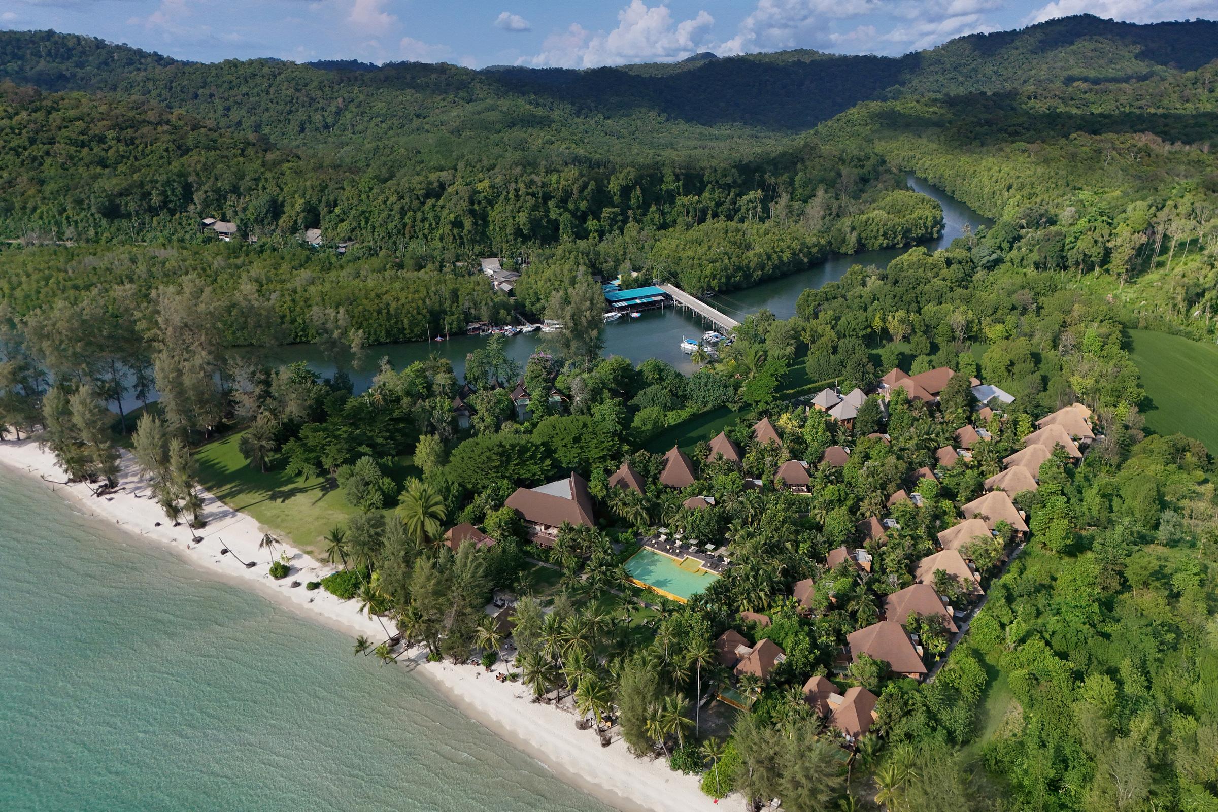 Vista Exterior High Season Pool Villa & Spa