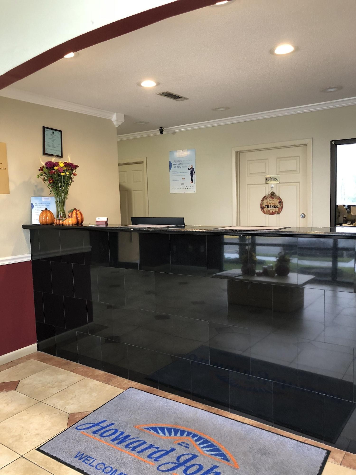 Vista Lobby Howard Johnson by Wyndham Dothan