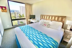 Alquiler Vacacional - Modern 2BR w/Diamond Head view, beach, FREE parking, king bed, pool, gym,& more!