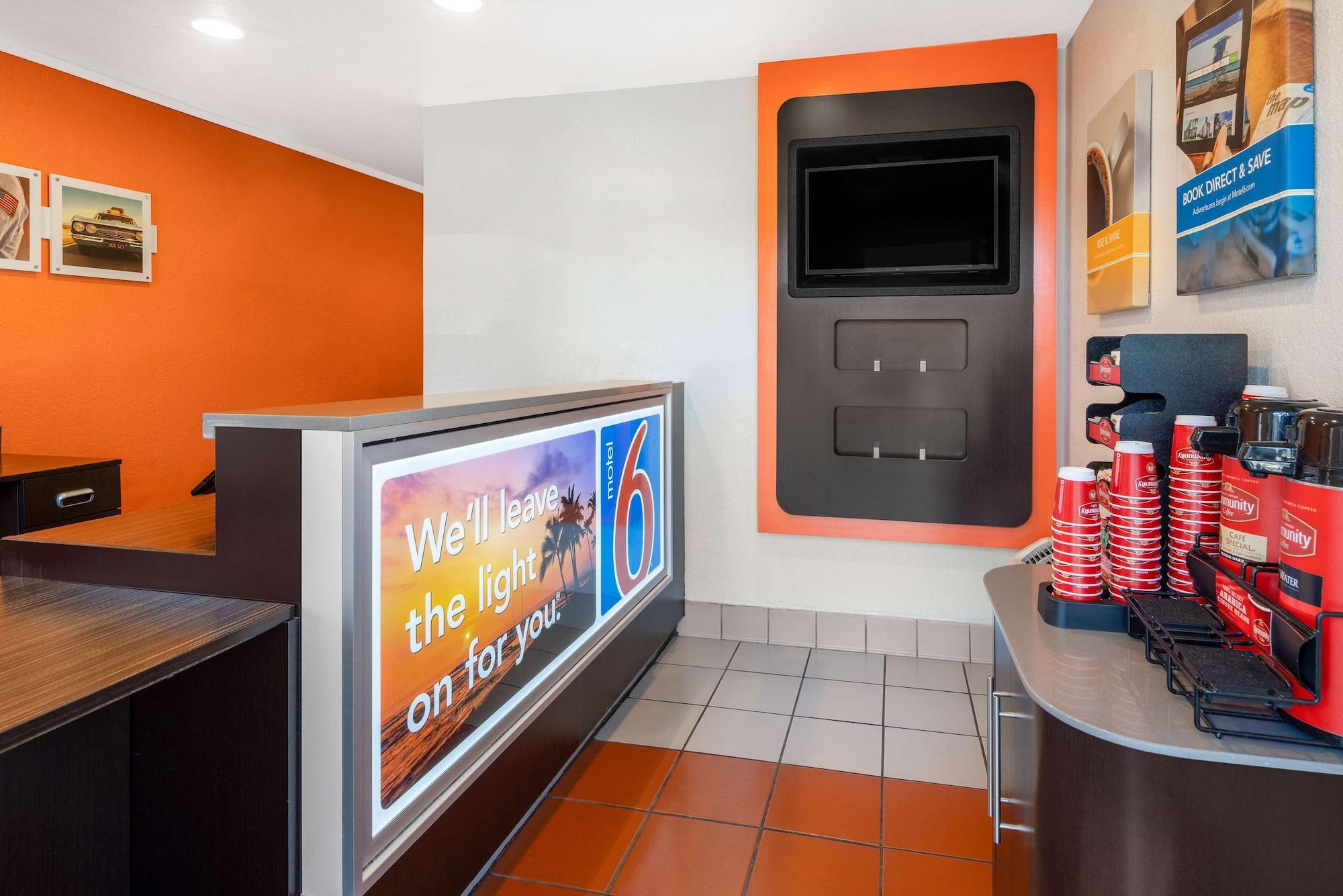 Vista Lobby Motel 6 Santa Barbara, CA - State Street