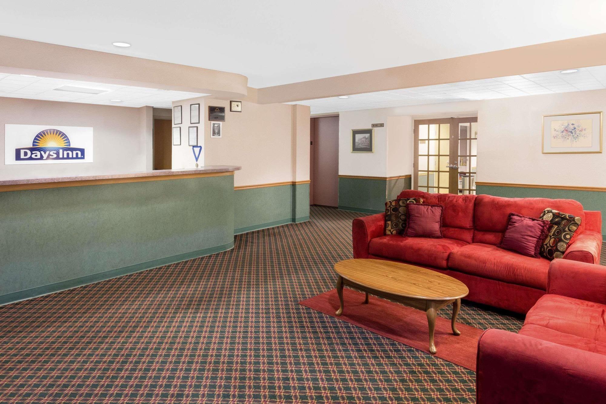 Vista Lobby Days Inn by Wyndham Neenah