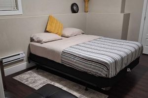 Alquiler Vacacional - A blend of comfort and convenience in this cozy, modern 2-bd basement suite.