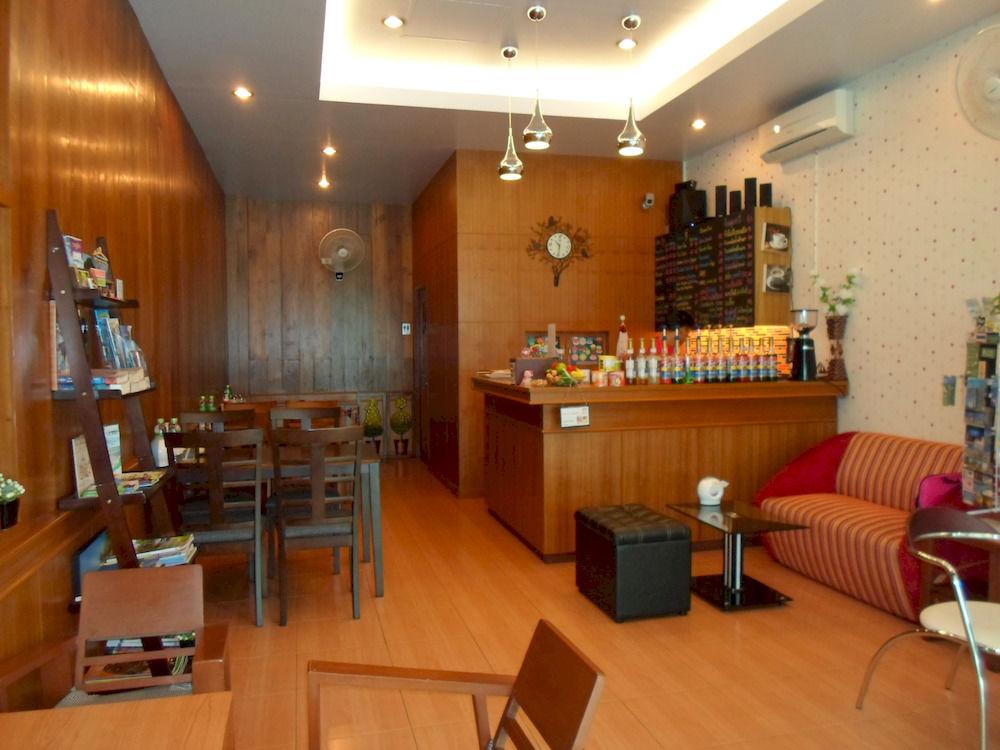 Bar/Salón My Place @ Surat Hotel