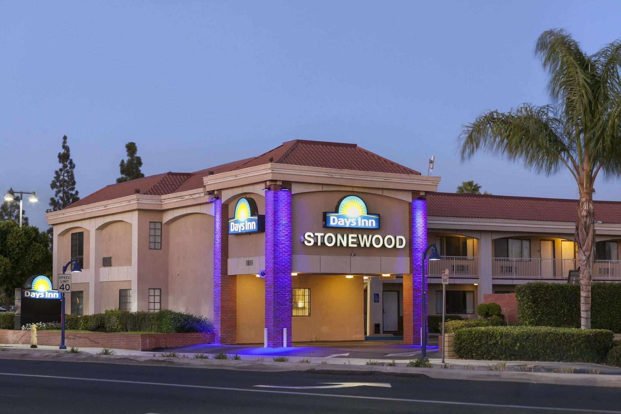 Vista Exterior Days Inn by Wyndham Downey