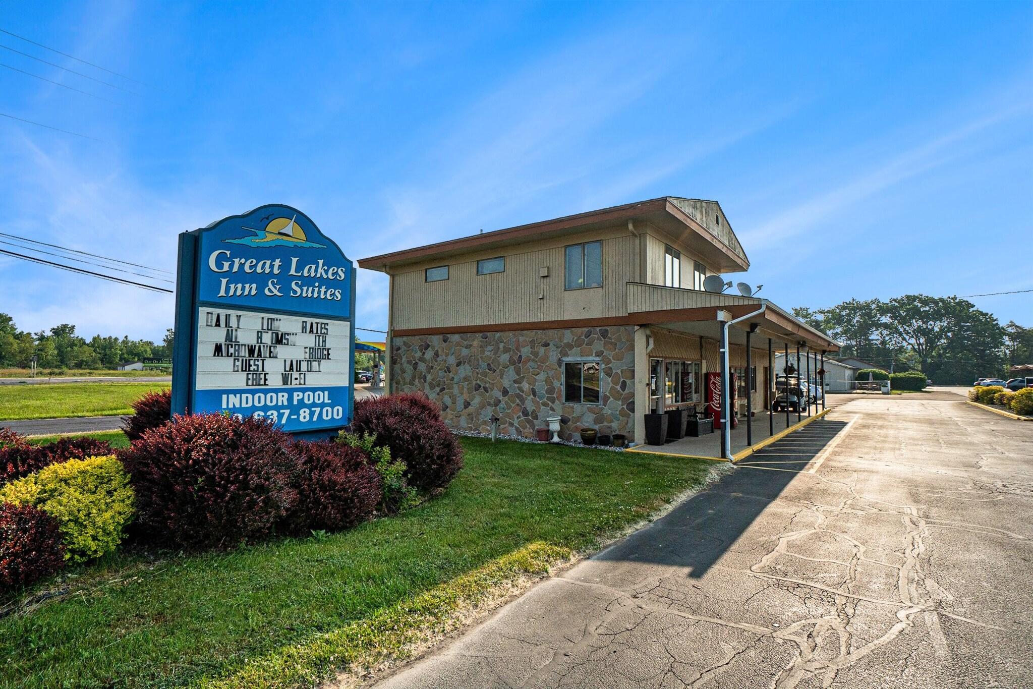 Vista Exterior Great Lakes Inn and Suites