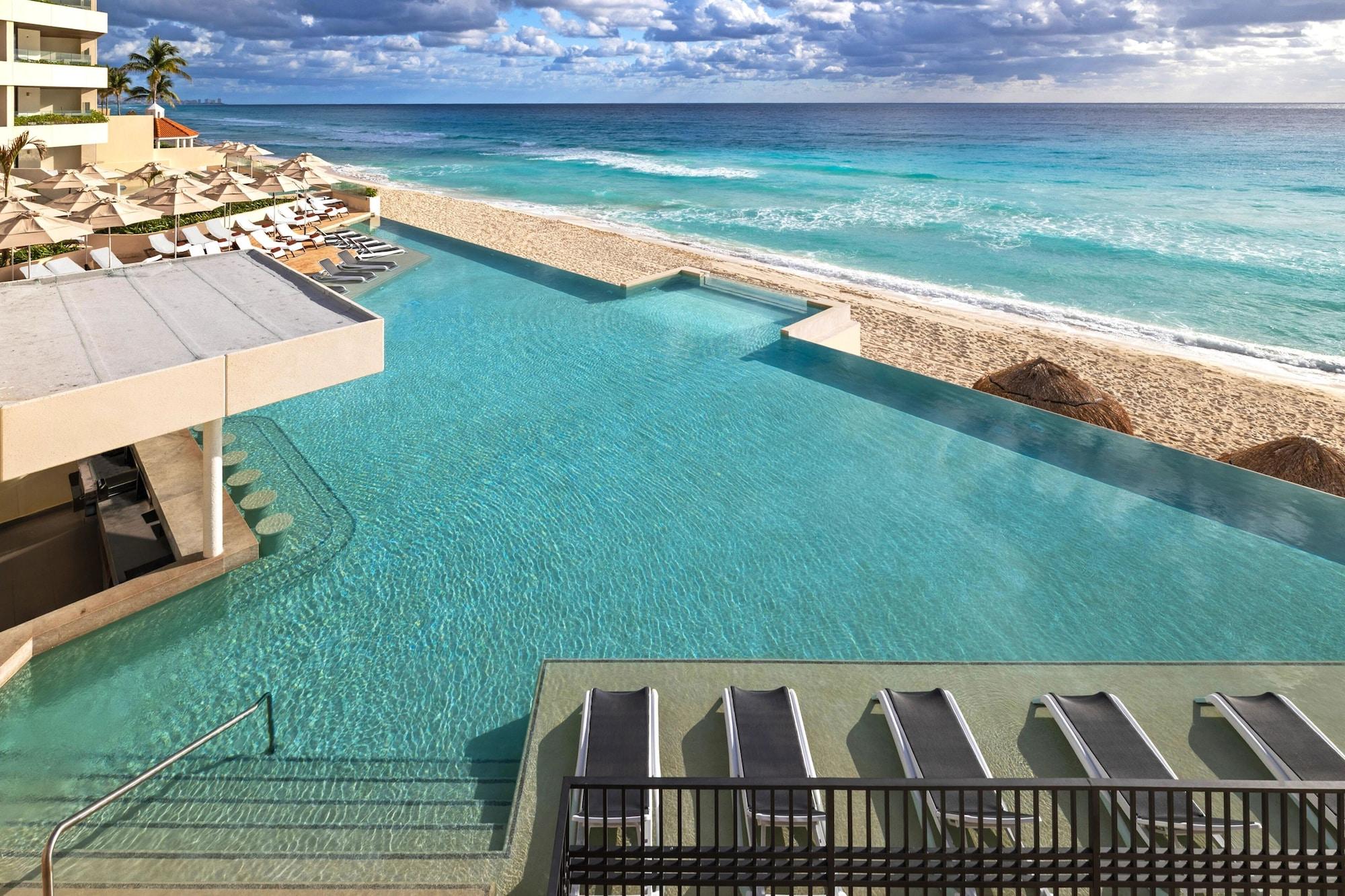Vista Piscina Secrets Mirabel Cancún Resort & Spa – Adults Only – All Inclusive. New Spa now open!