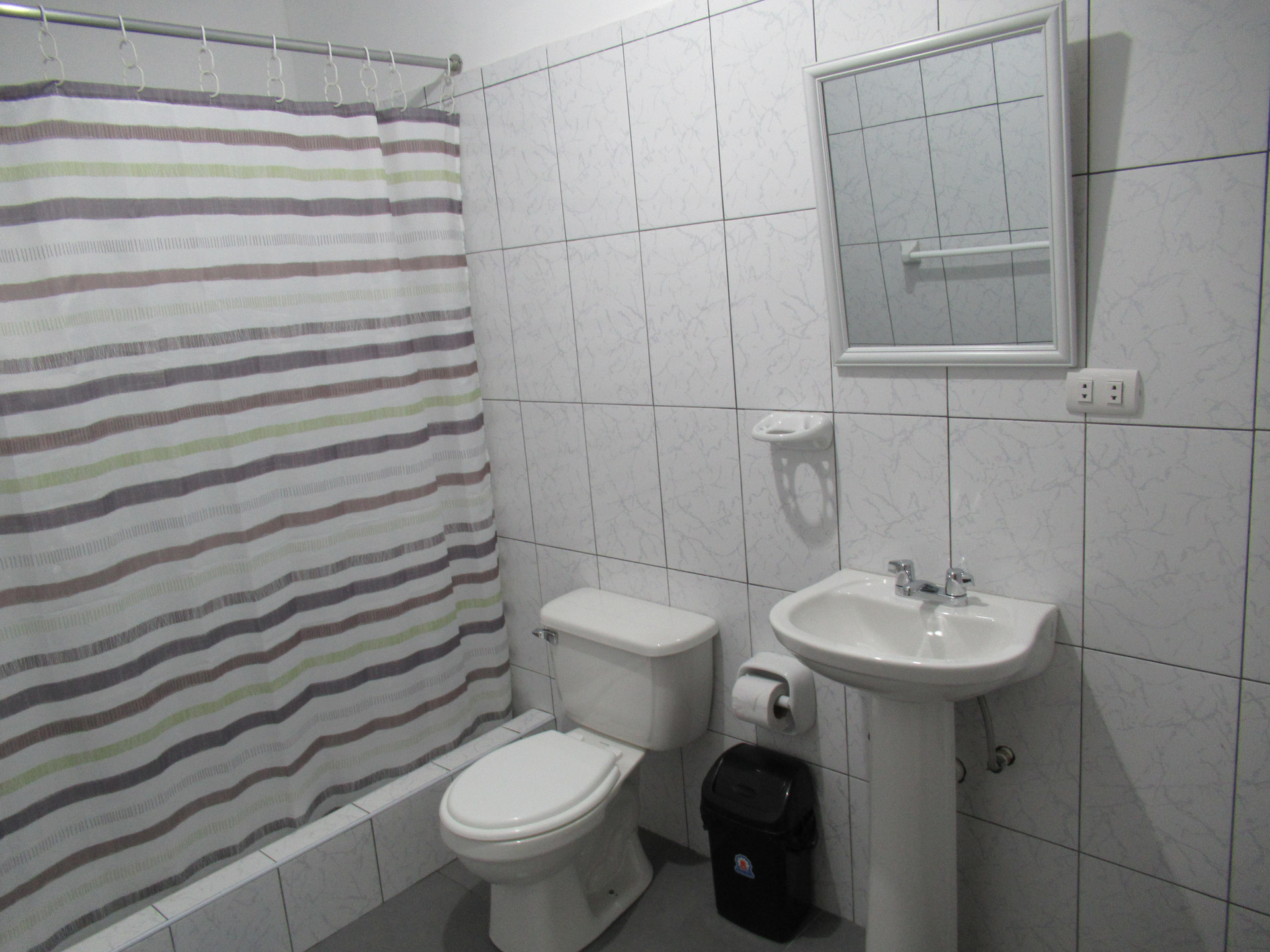 Baño Kurmi Hostel Lima Airport