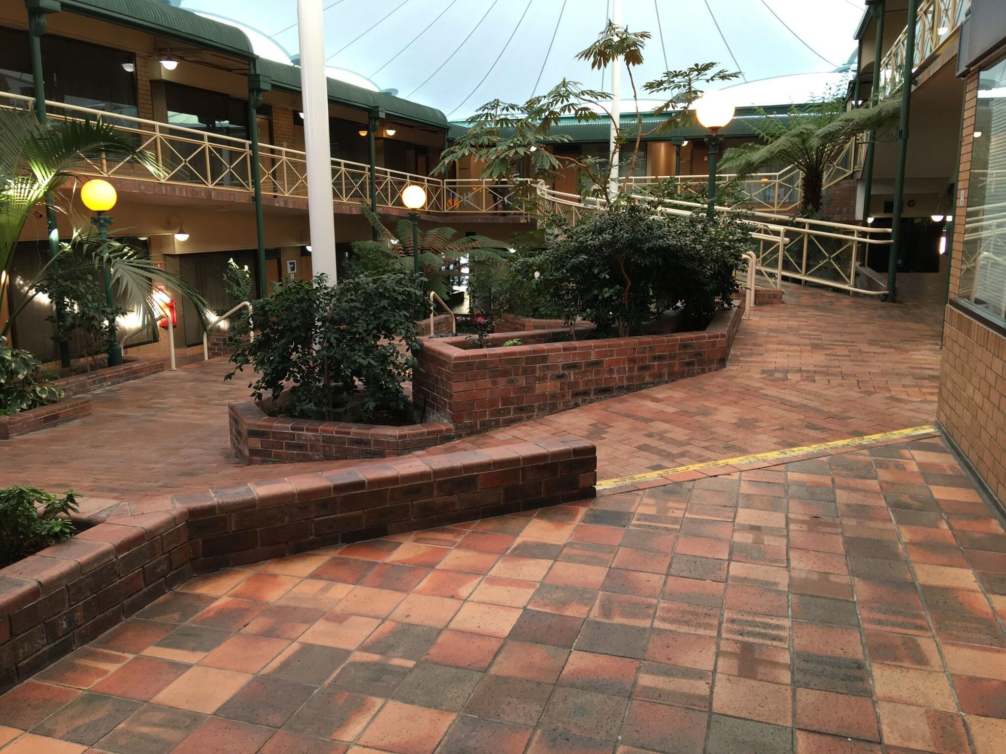 Vista Lobby Mayfair Plaza Motel