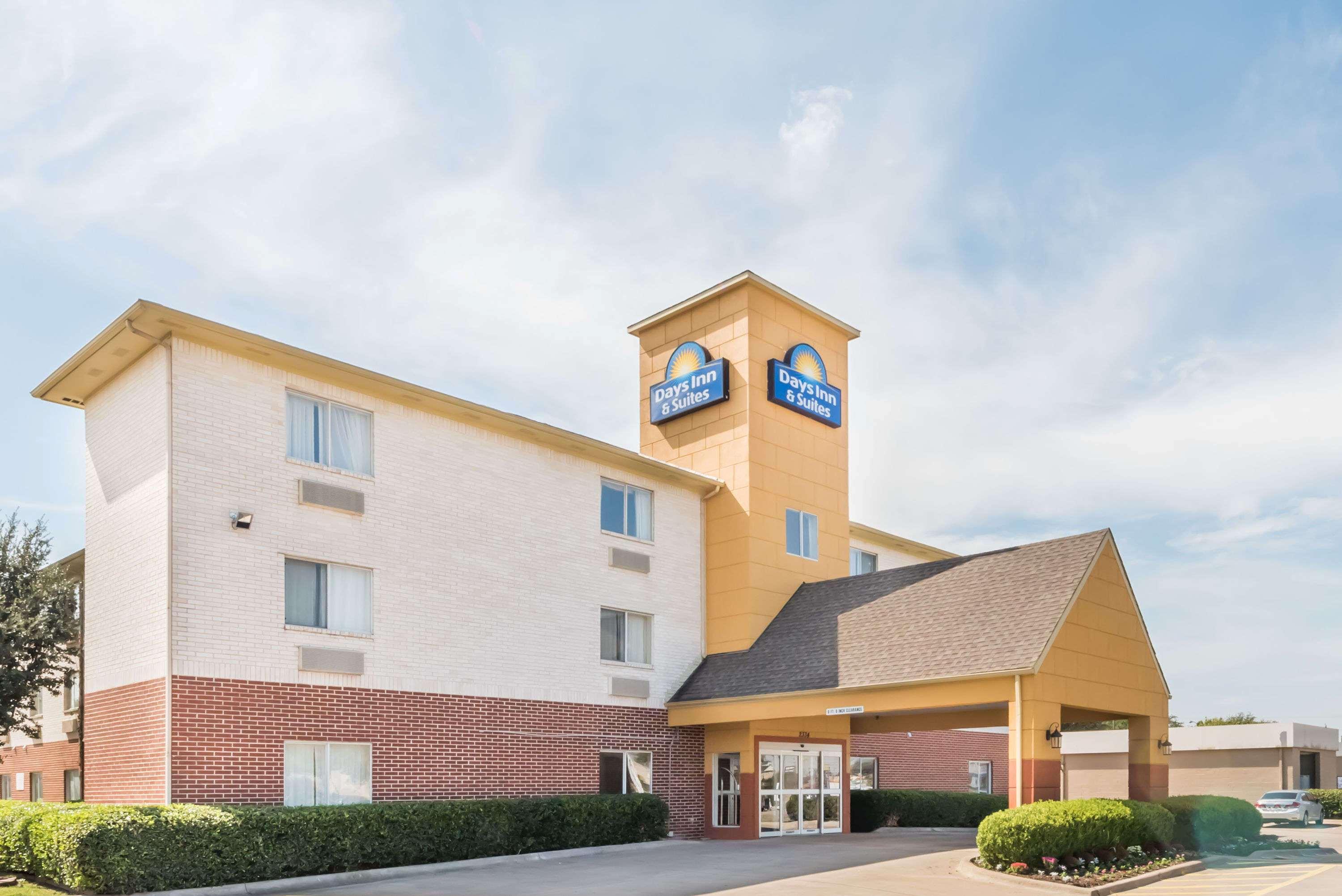 Vista Exterior Days Inn & Suites by Wyndham Dallas