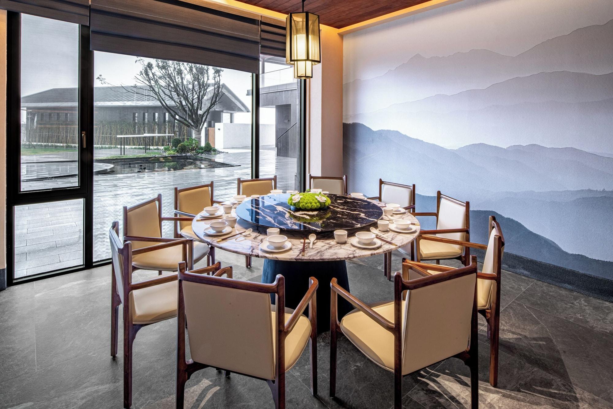 Restaurant In Cloud Resort Hotel