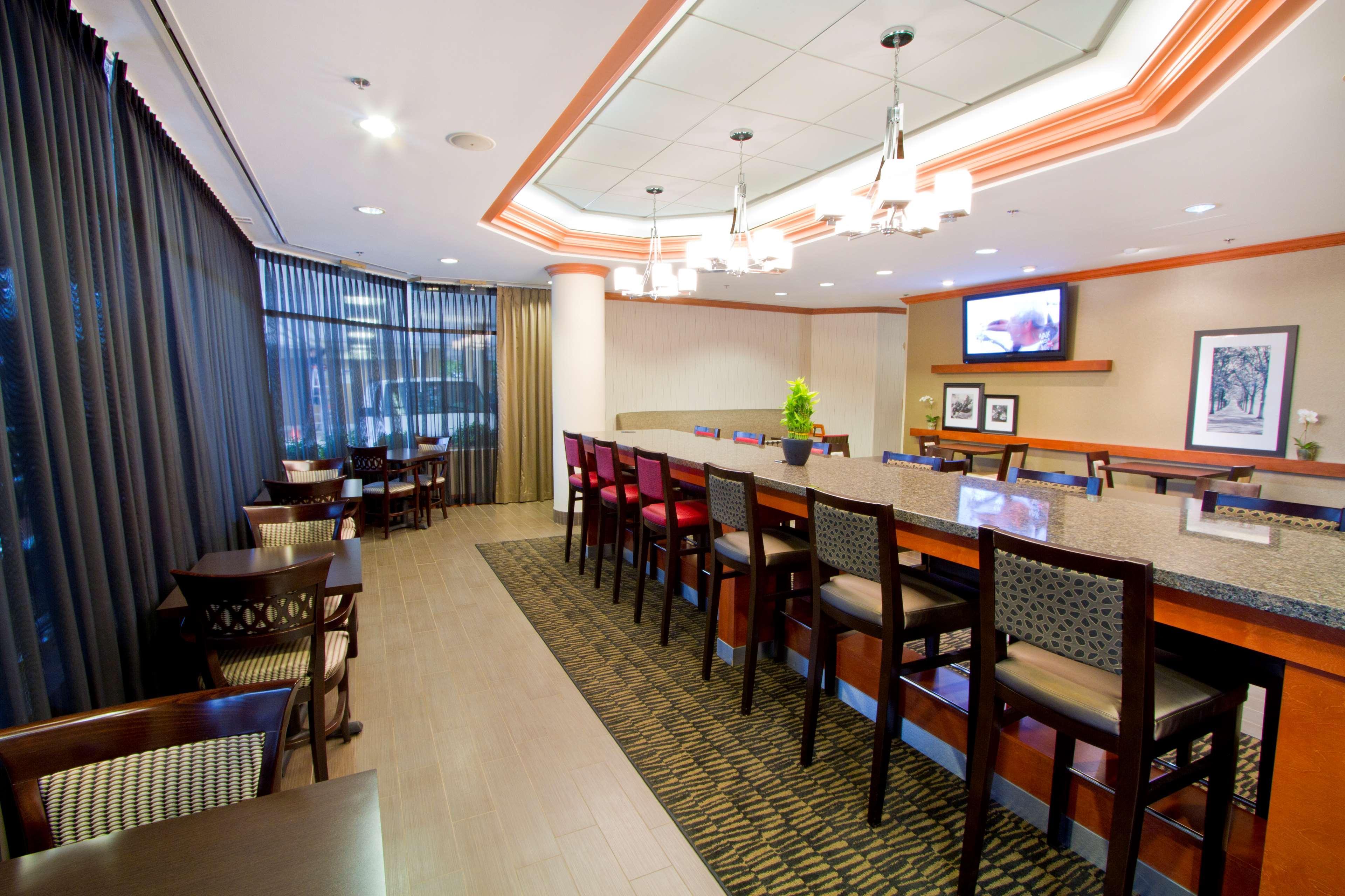 Bar/Salón Hampton Inn by Hilton Vancouver-Airport/Richmond