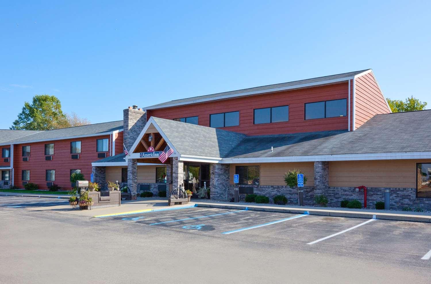 Vista Exterior Americinn By Wyndham Menominee