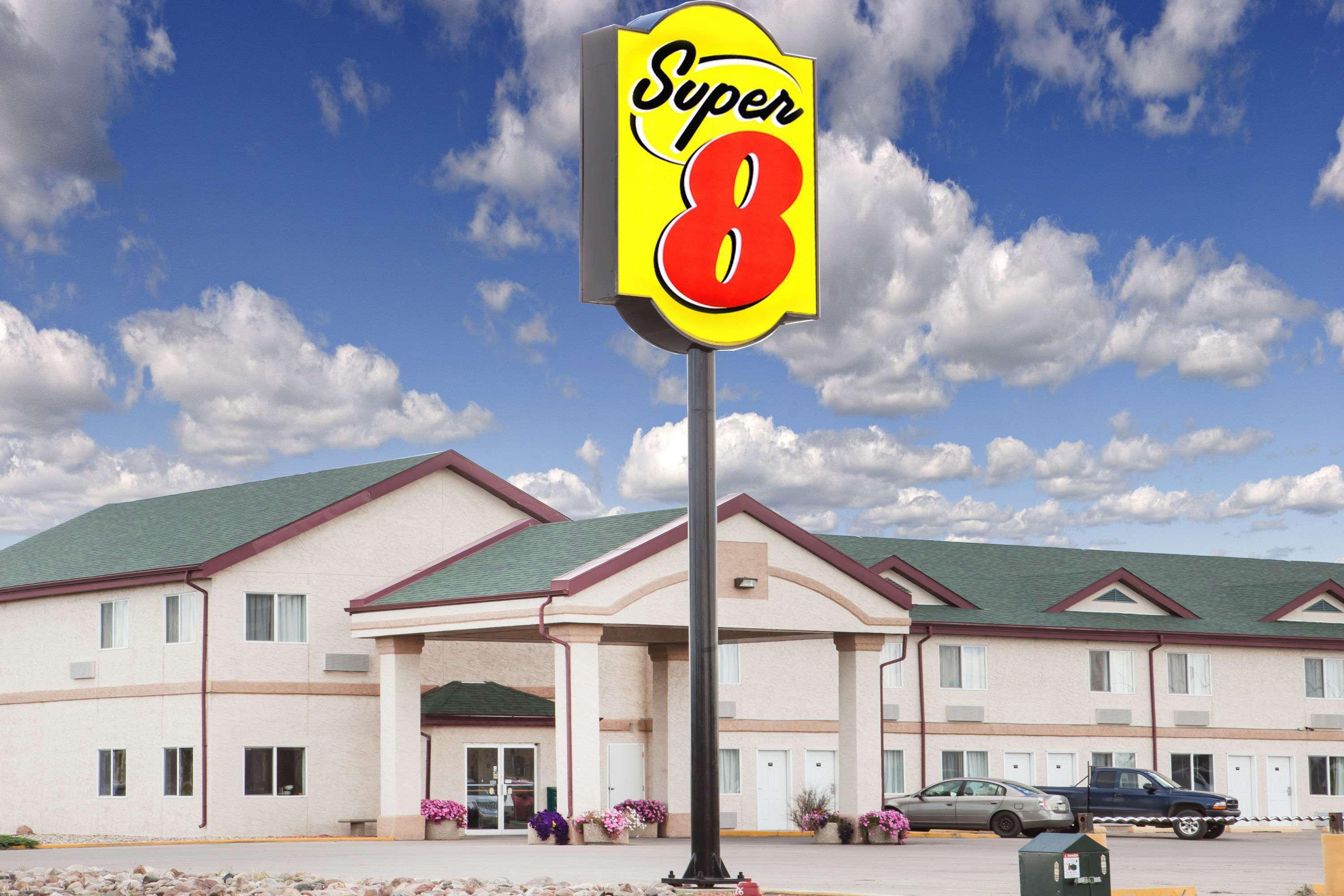 Vista Exterior Super 8 by Wyndham Kindersley