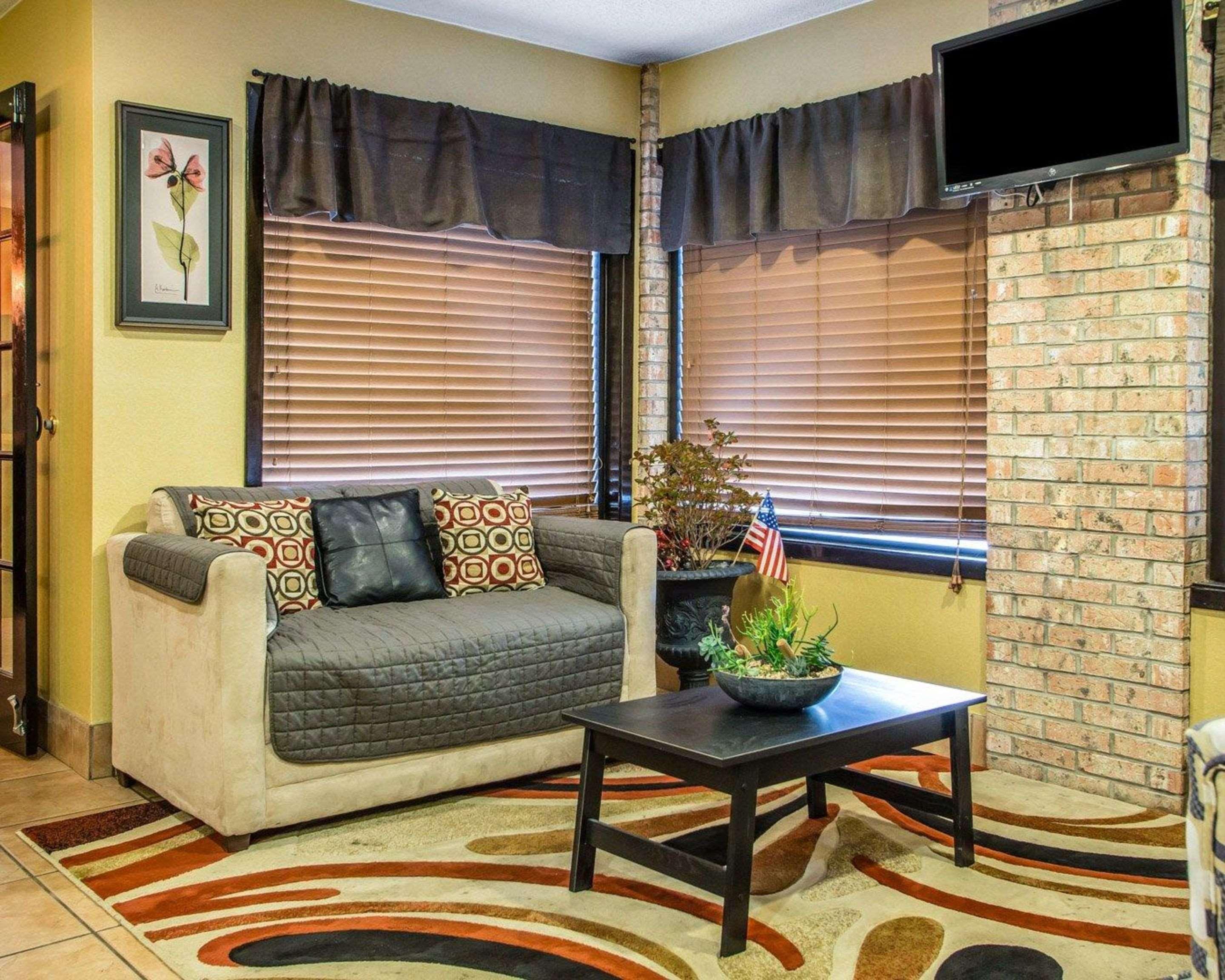 Vista Lobby Quality Inn Central Wisconsin Airport
