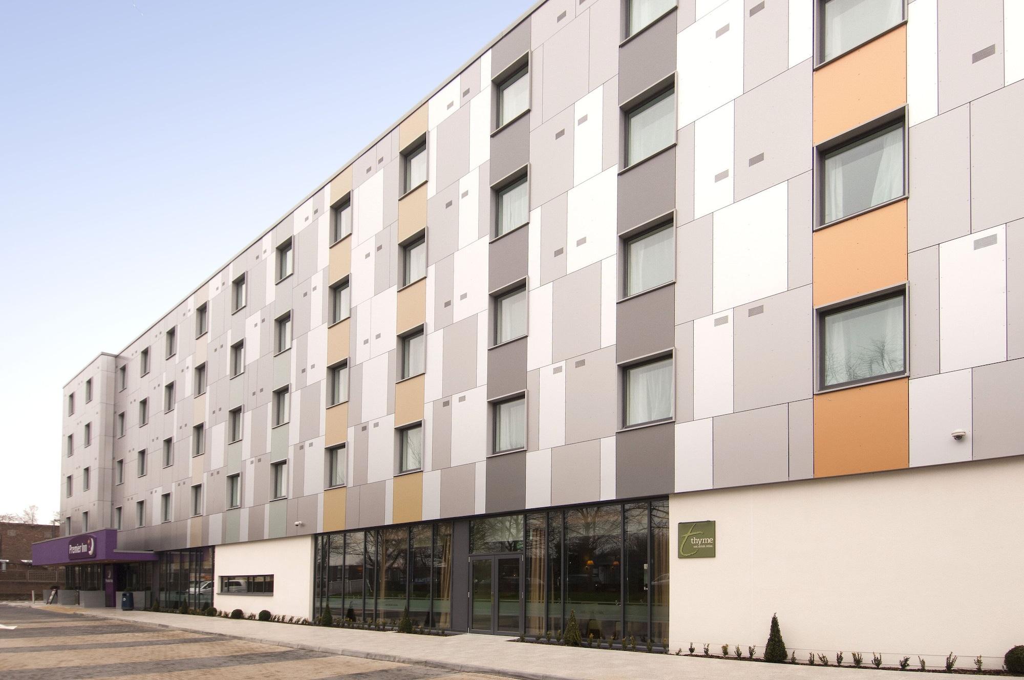 Vista Exterior Premier Inn Heathrow Airport Terminal 5