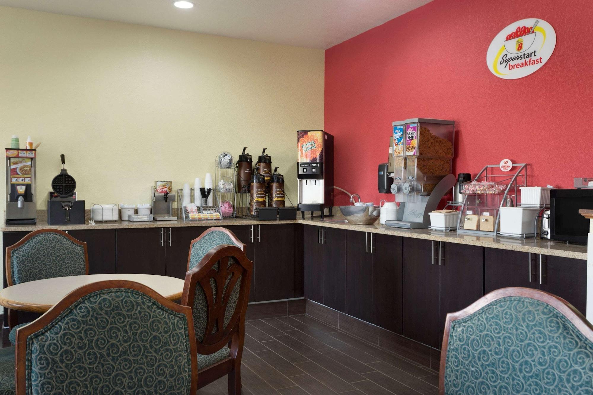 Restaurant Super 8 by Wyndham Lees Summit