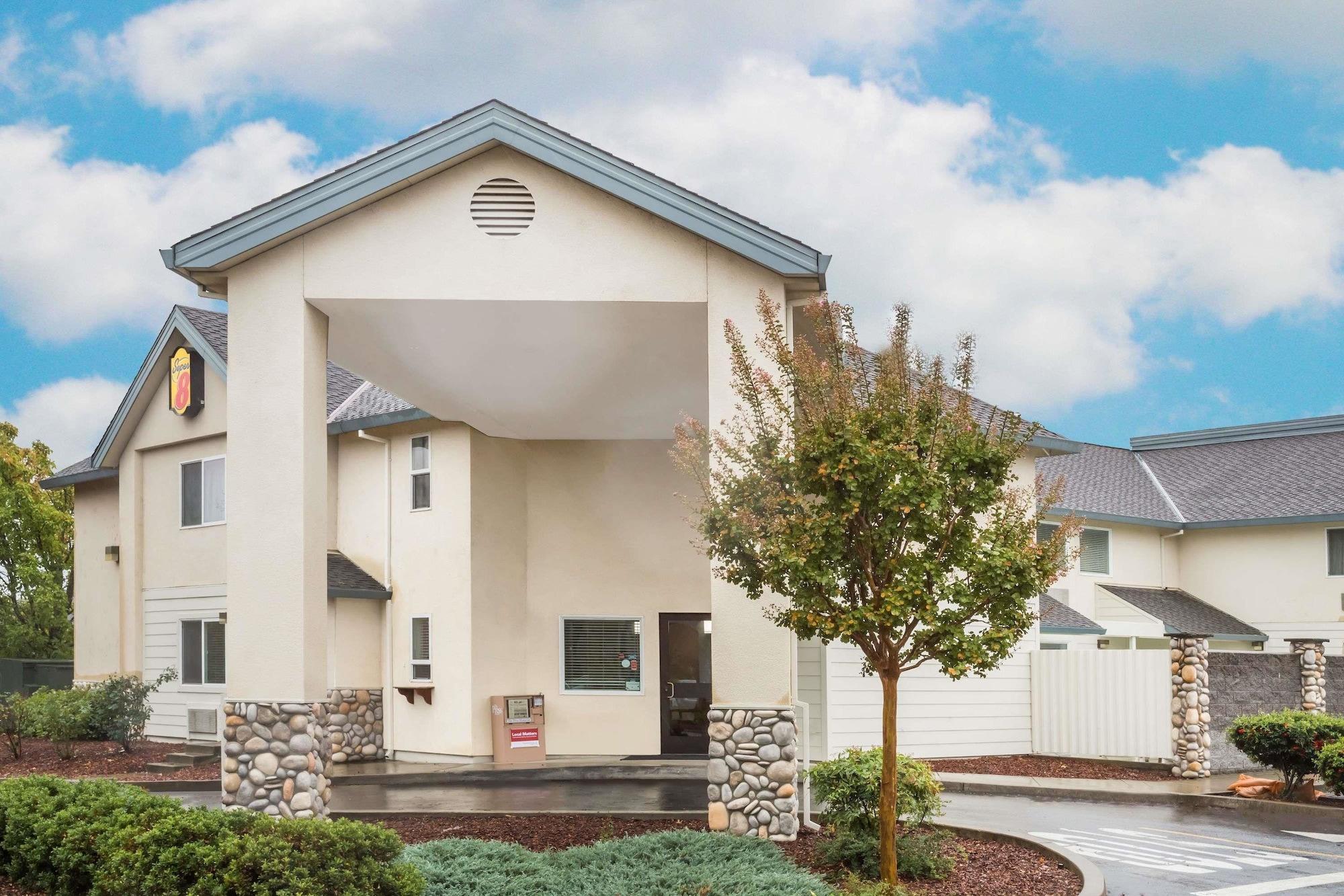 Vista Exterior Super 8 by Wyndham Cloverdale Wine Country