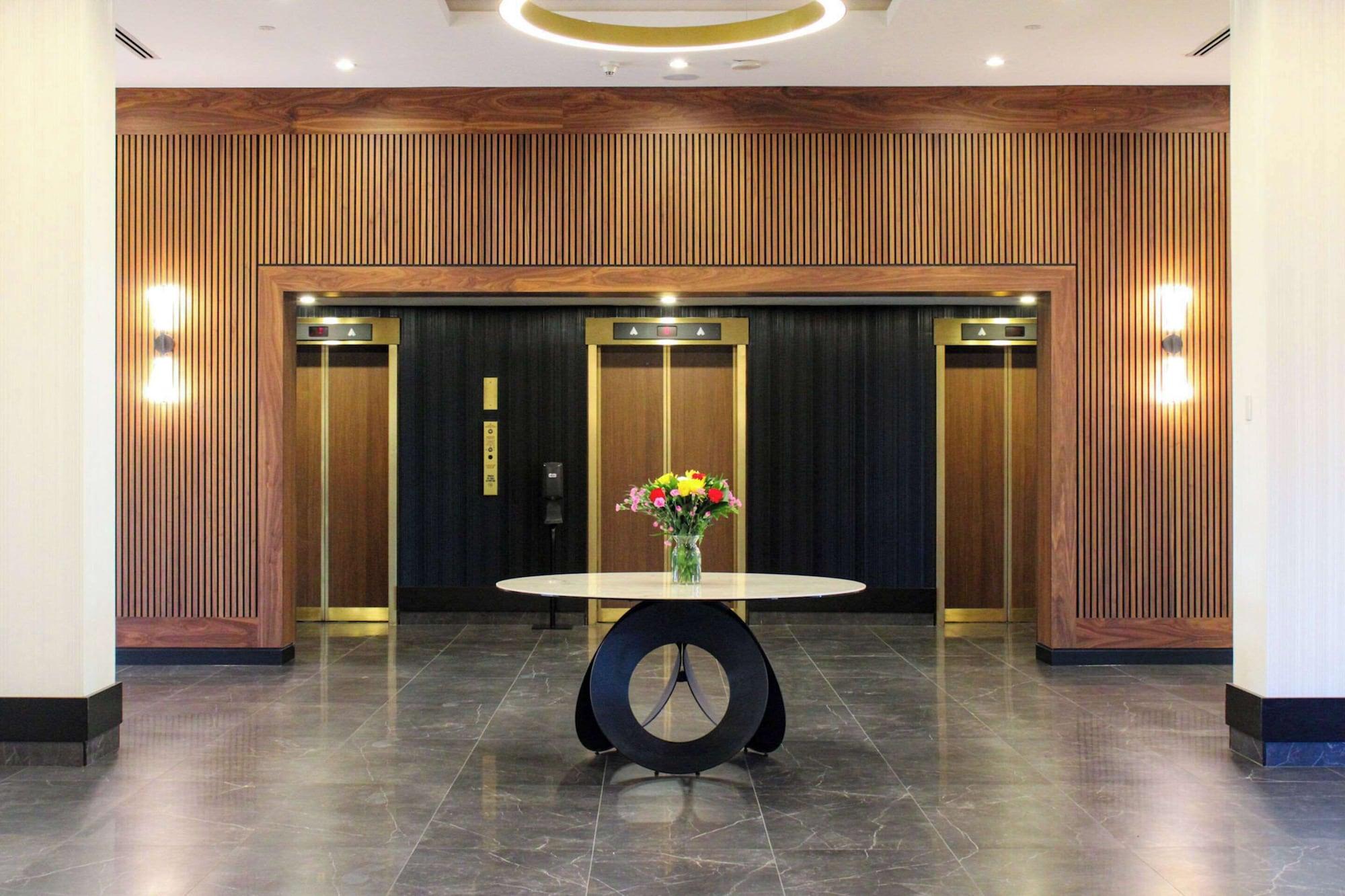 Vista Lobby Radisson Blu Vancouver Airport Hotel & Marina