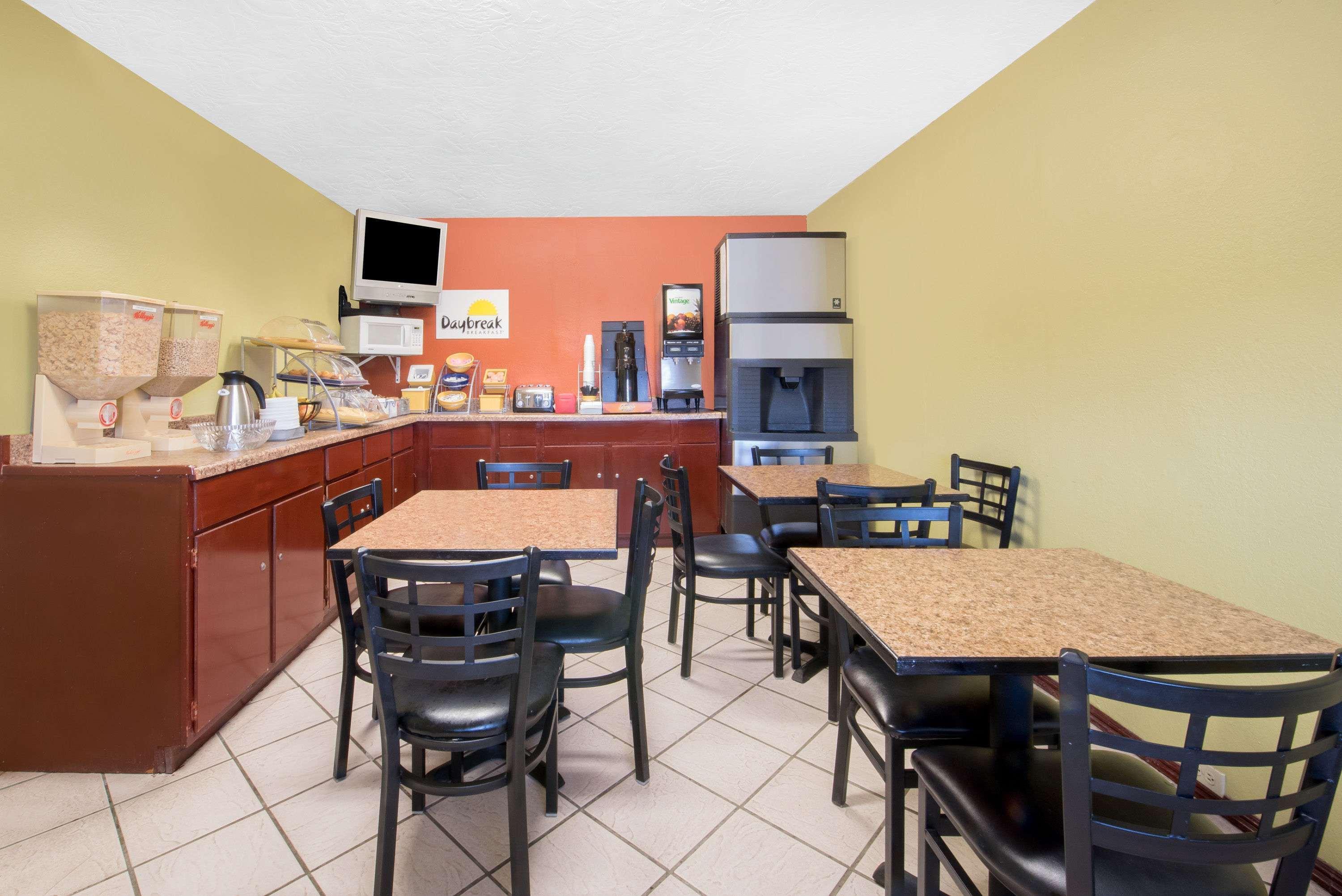 Restaurant Days Inn by Wyndham Hobbs