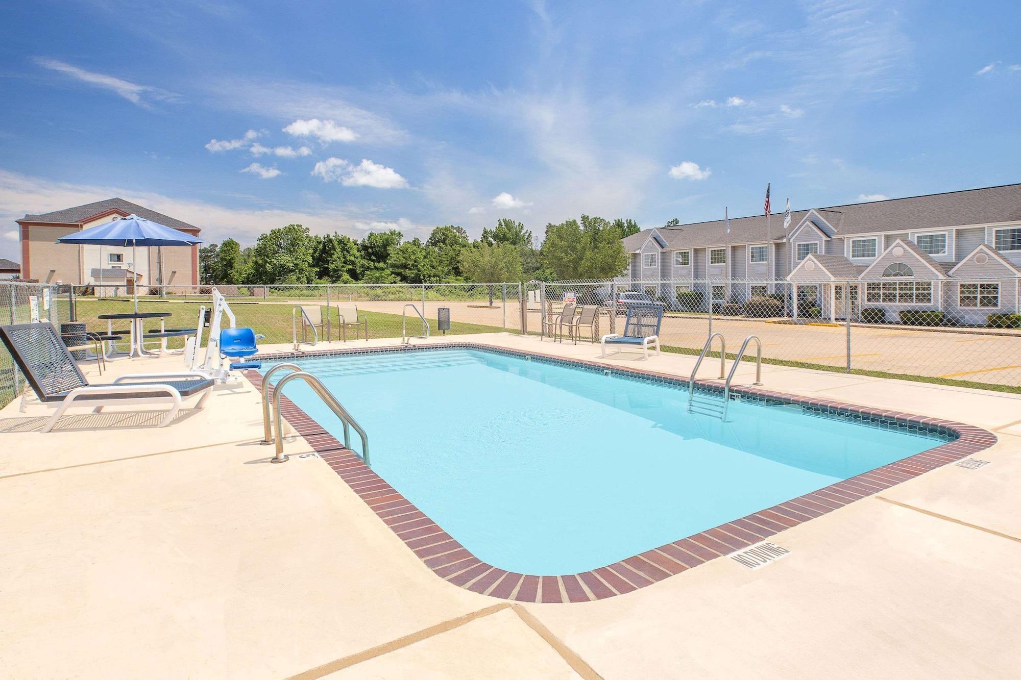 Vista Piscina Microtel Inn by Wyndham Broken Bow