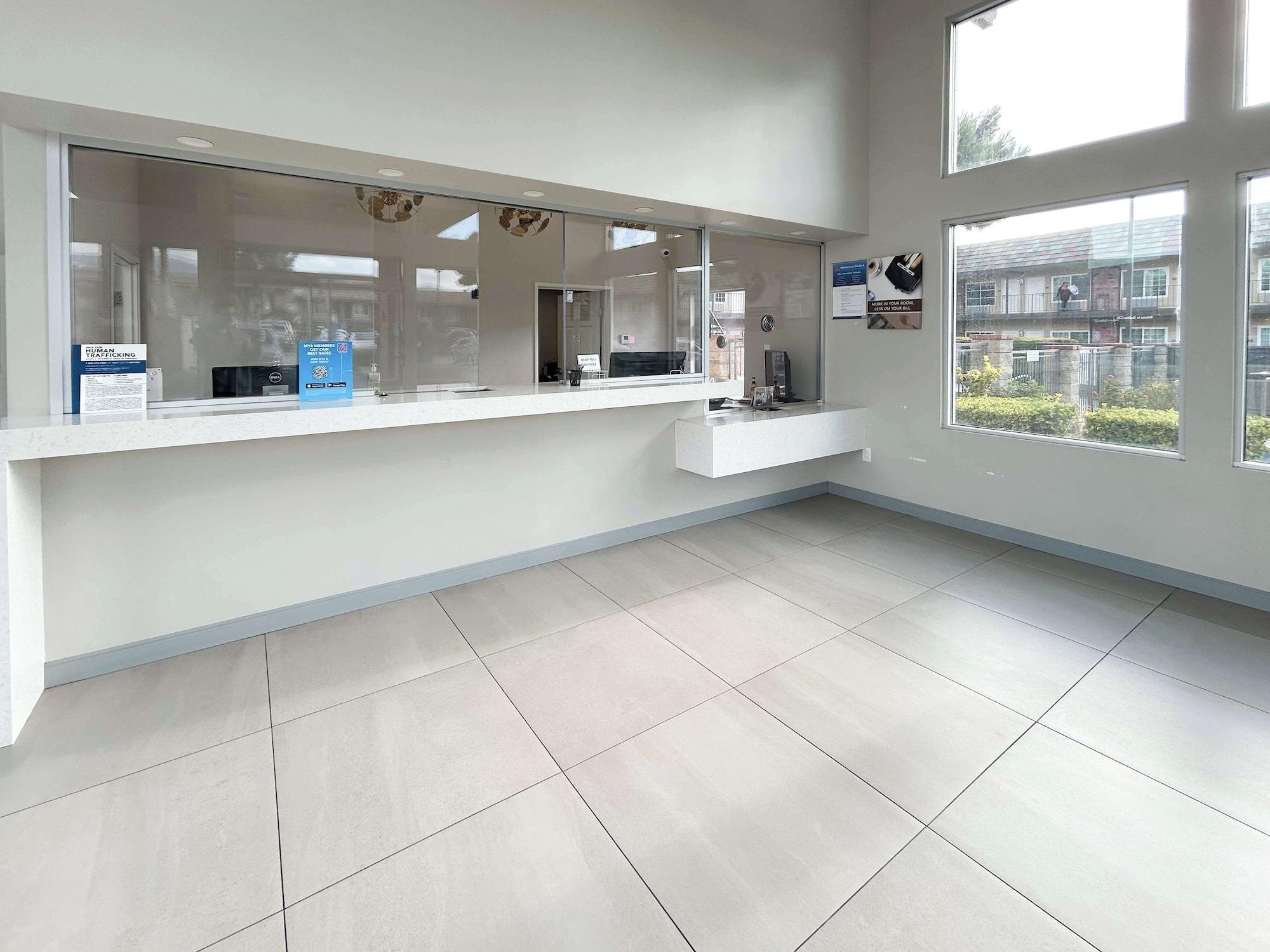 Vista Lobby Studio 6 Corona, CA - West