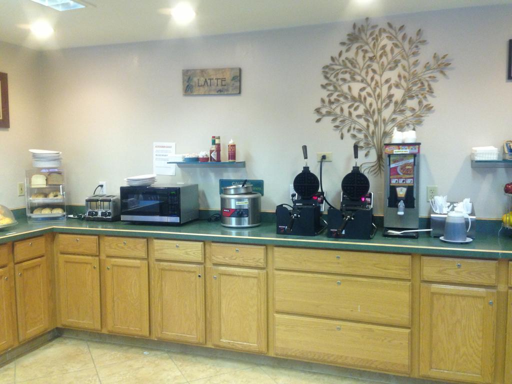 Restaurant Days Inn by Wyndham Kent 84th Ave