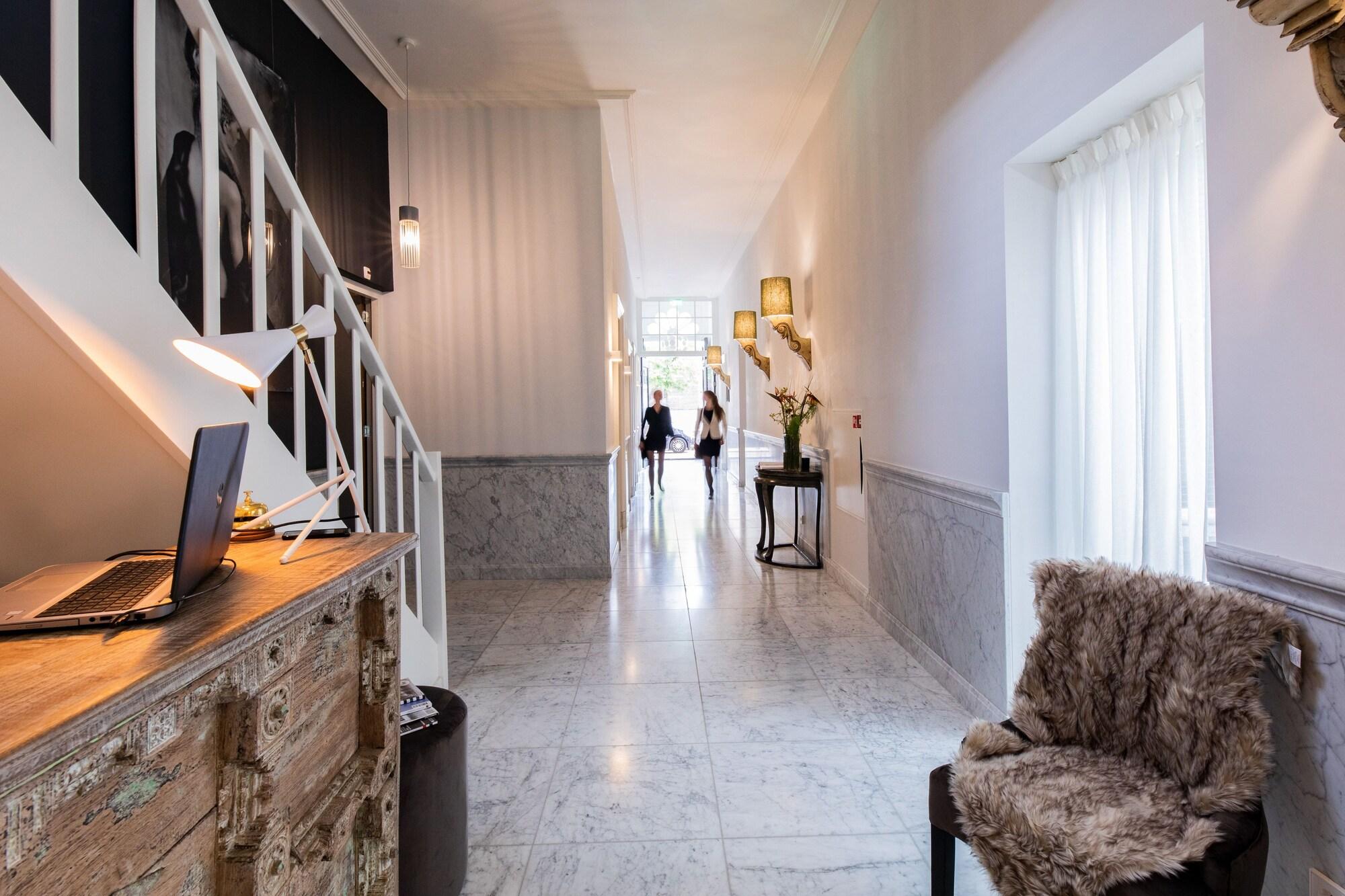 Vista Lobby Stadsvilla Mout