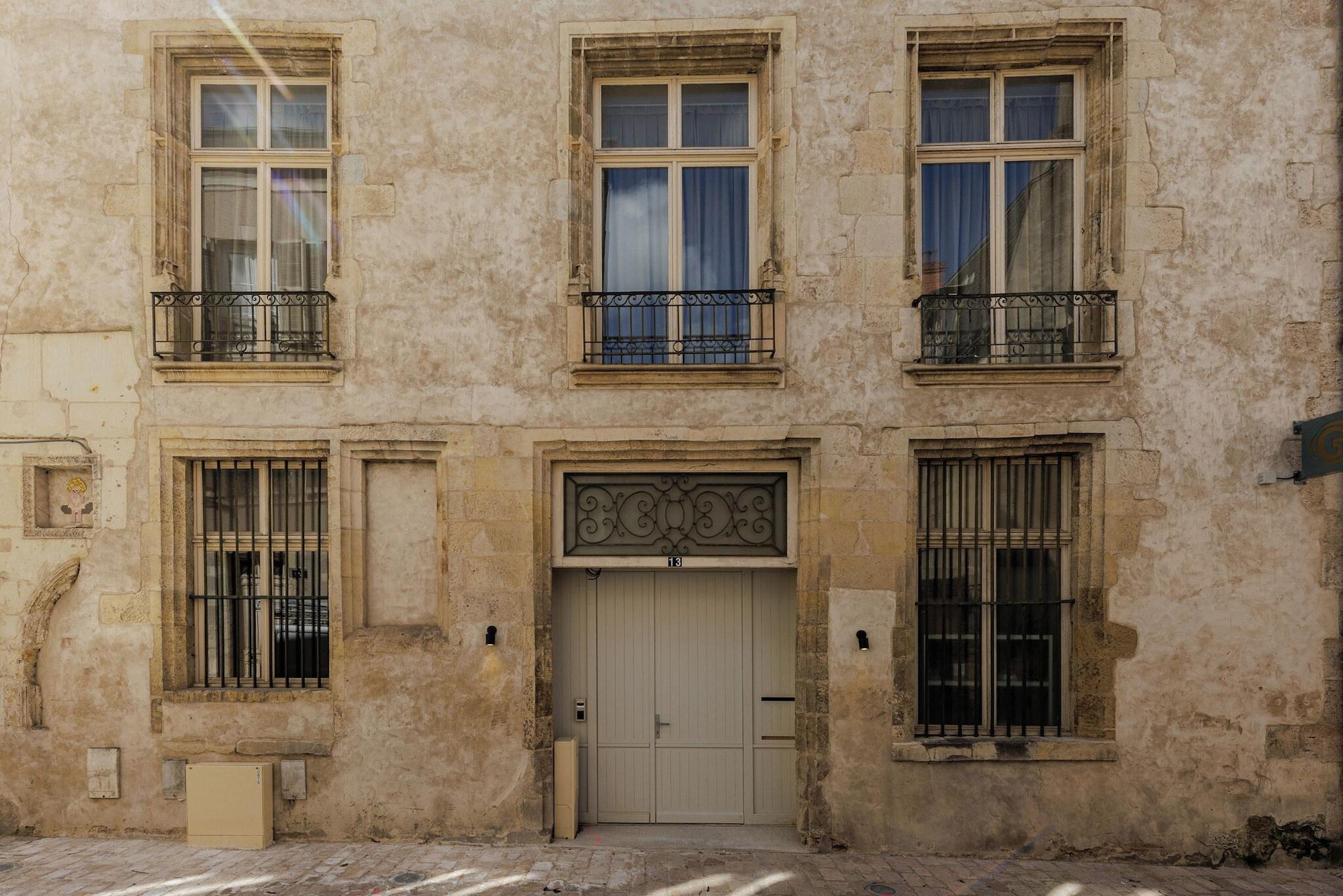 Varios Hôtel Cloître - Entrée autonome, réception en ligne - Encore Mieux