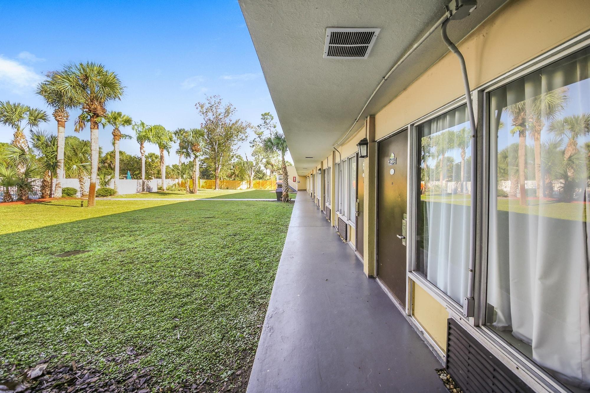 Vista Exterior Days Inn by Wyndham Daytona Beach Speedway