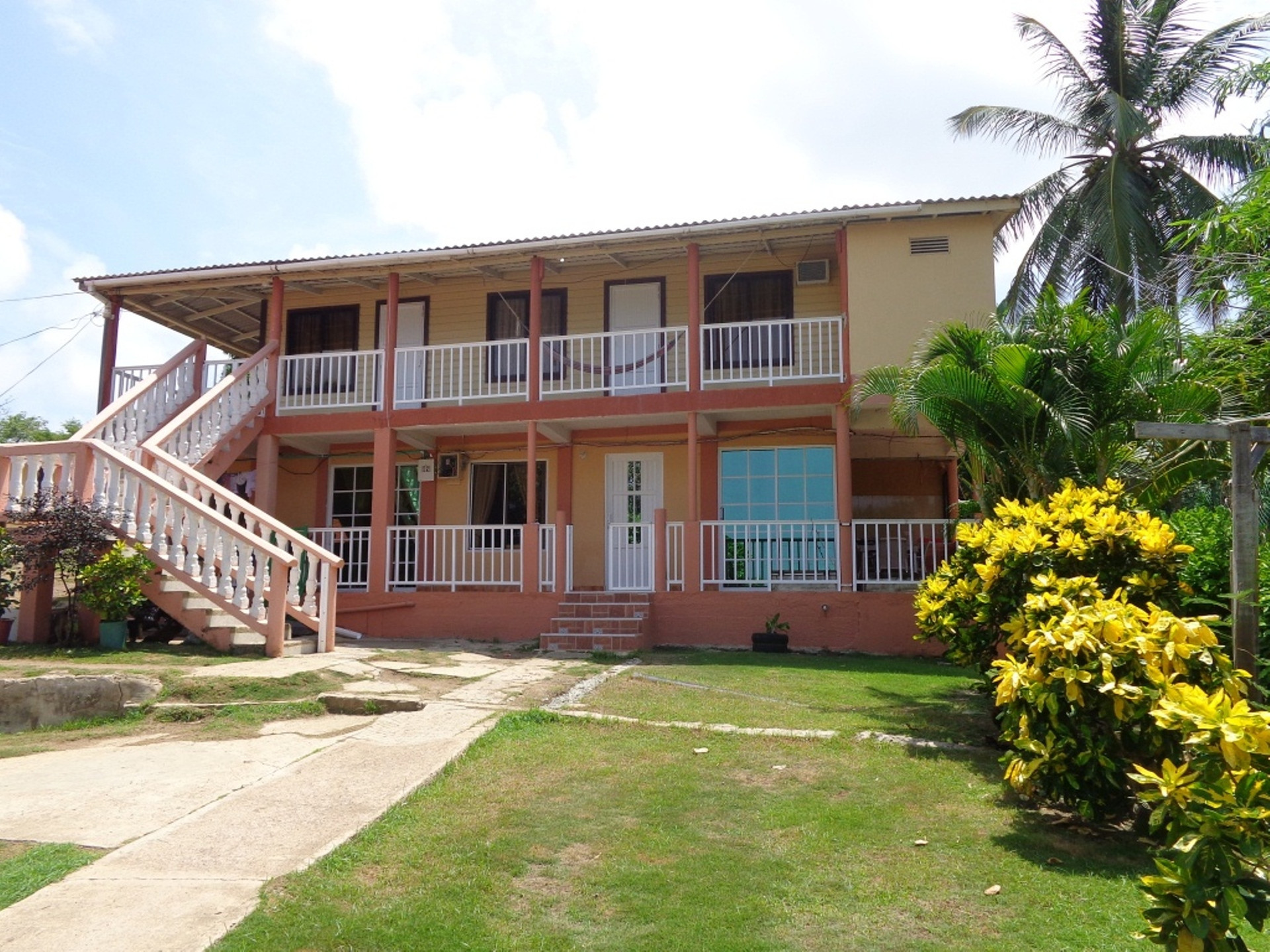 Vista Exterior Posada Miss Lupe