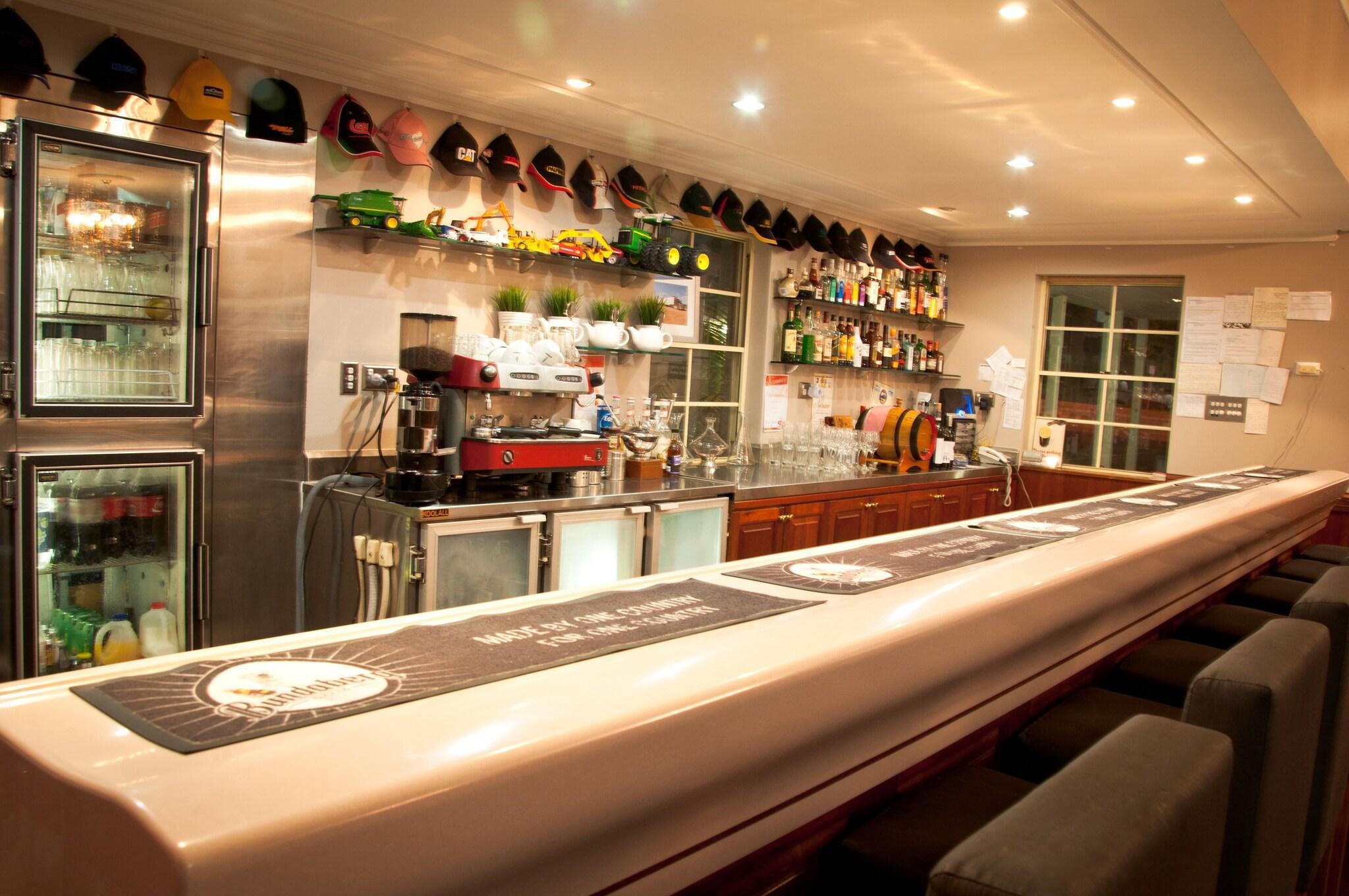 Bar/Salón Coopers Colonial Motel