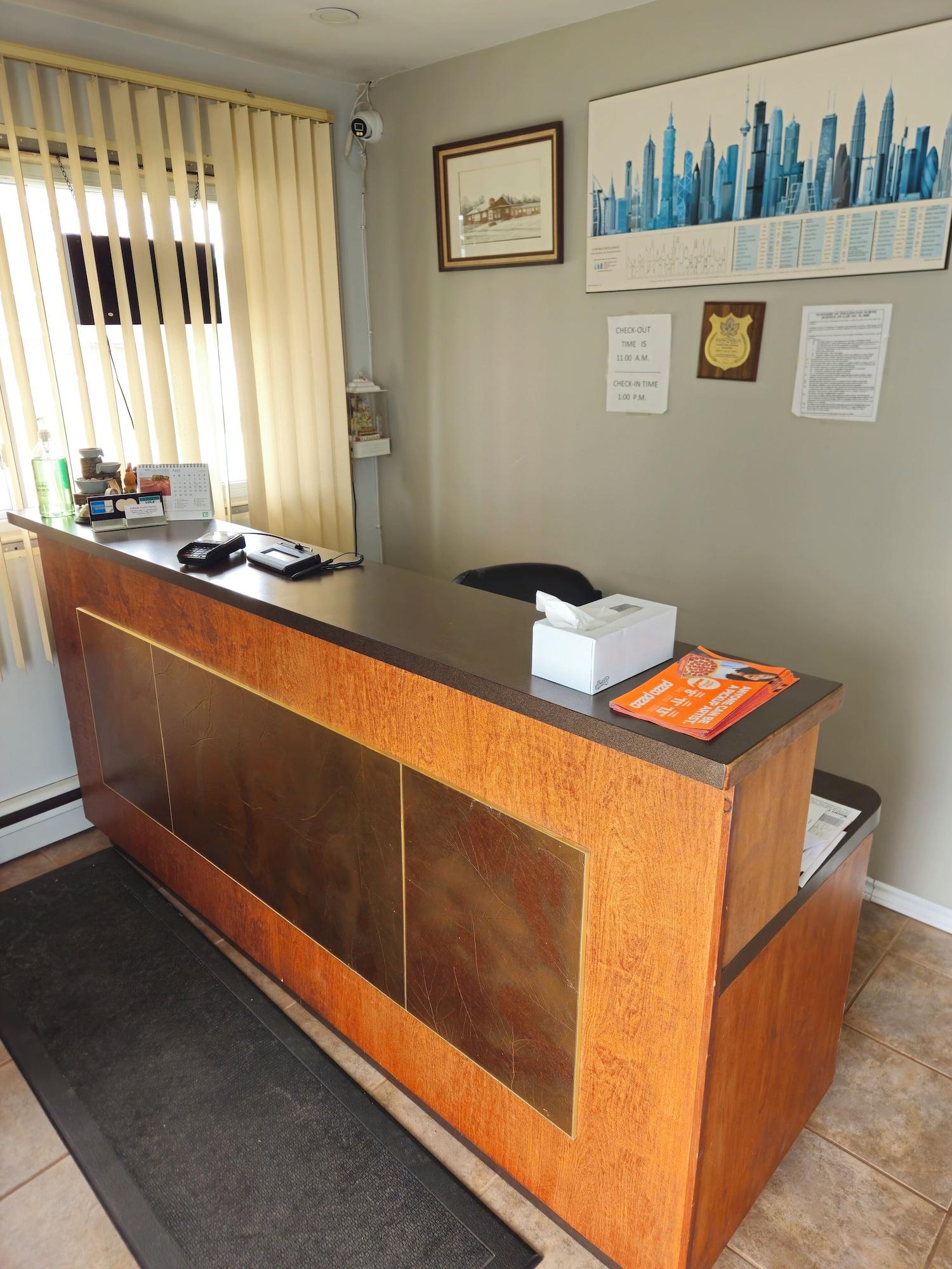 Vista Lobby Forest Plaza Motel