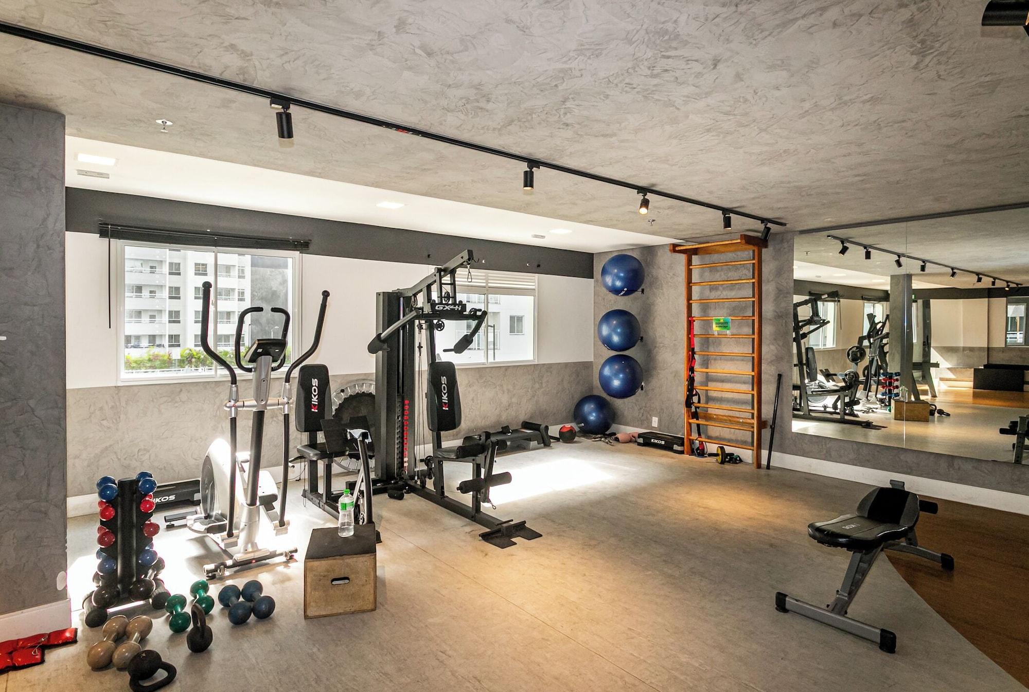 Gimnasio Moderno com AC piscina e academia