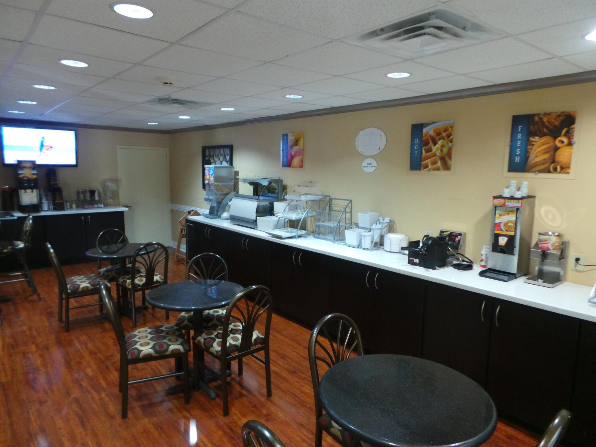 Restaurant SureStay Plus Hotel by Best Western Alvin