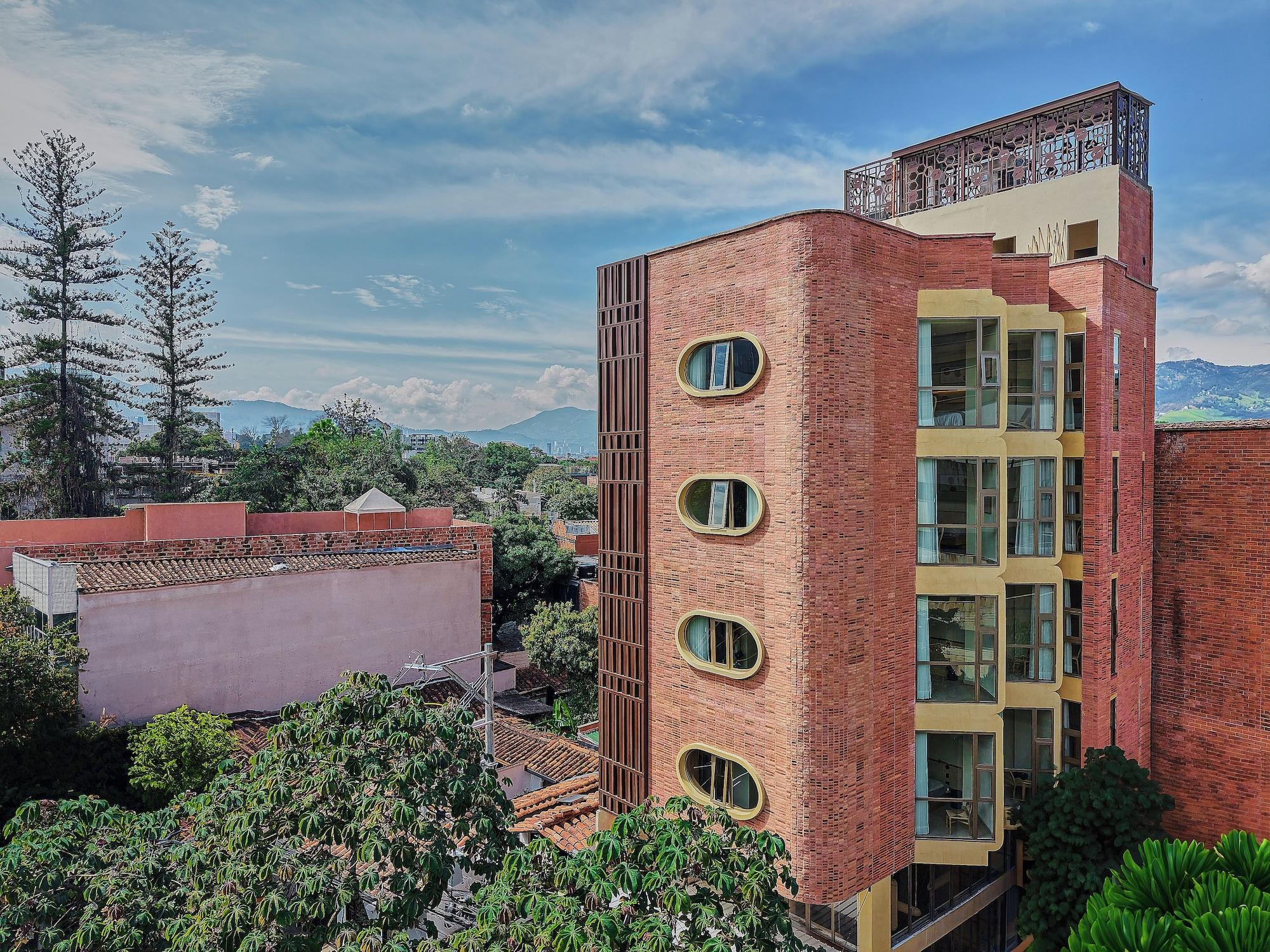 Varios Moabi Hotel