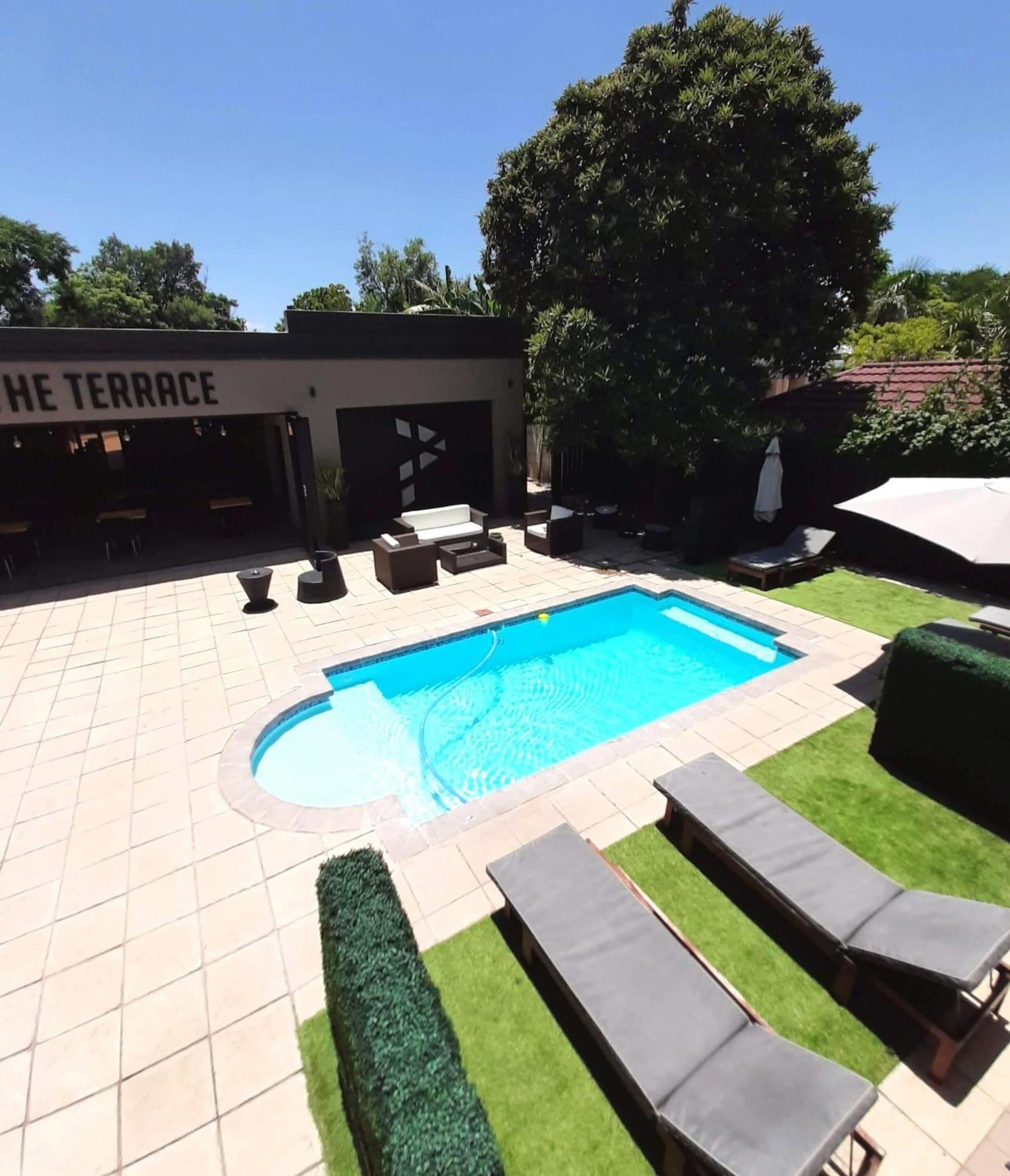 Vista Piscina Palm Swift Luxury Accommodation