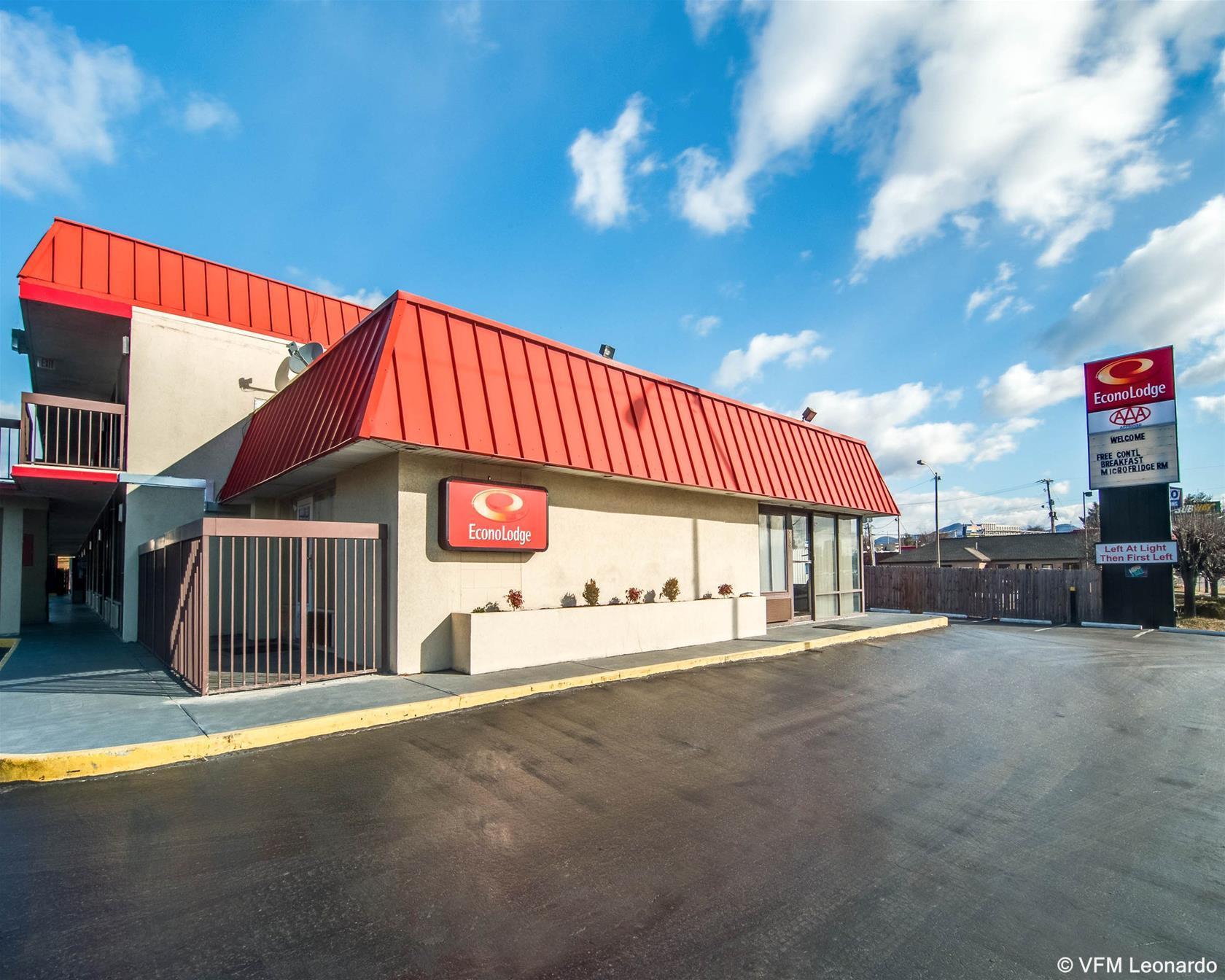 Vista Exterior Econo Lodge Civic Center