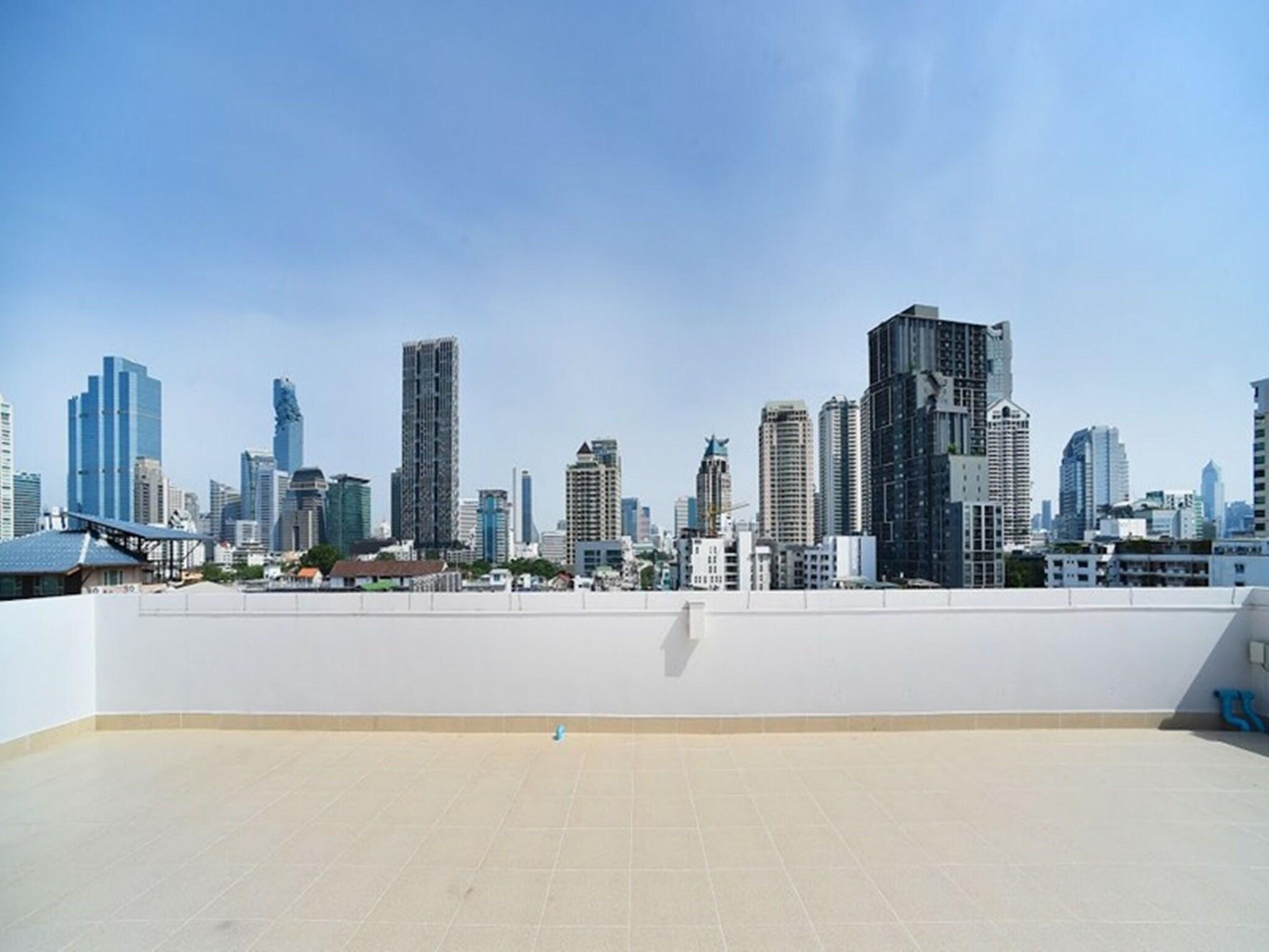 Varios Parvena Hotel