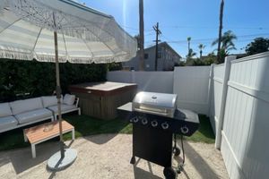 Aluguel por temporada - Fully Renovated 2BR Home With HOT TUB Private Fenced Yard Patio Near Noho Arts District p42