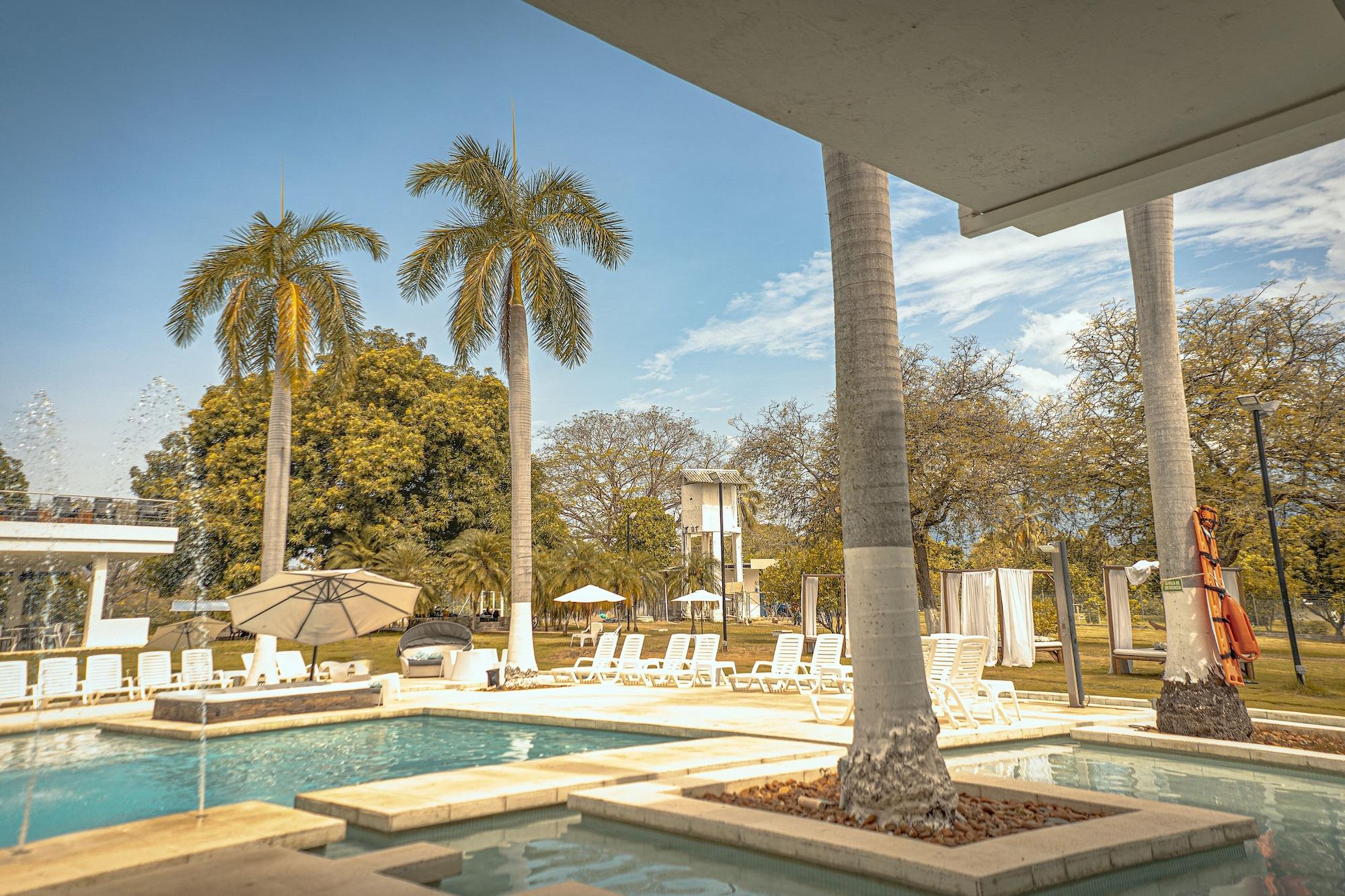Vista Piscina Arena de Santa Fe by Bernalo Hotels