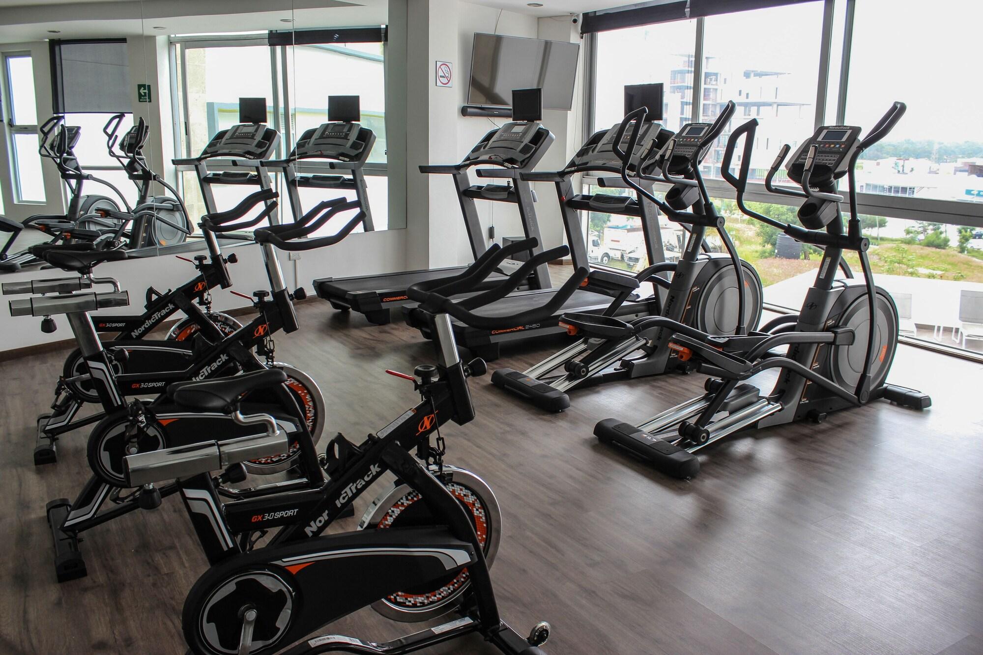 Gimnasio Lâviu B&B Luxe Suites