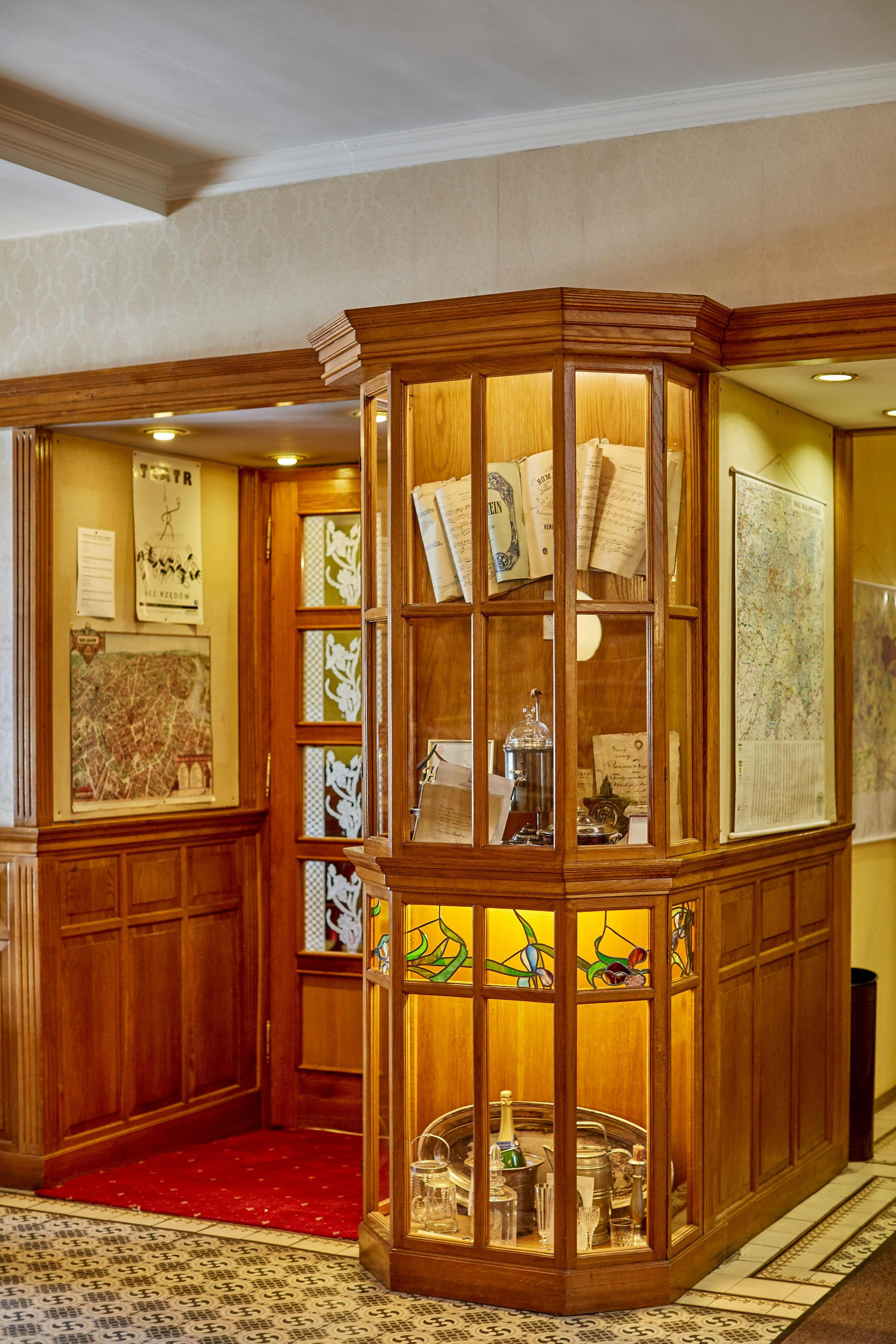 Vista Lobby Pollera