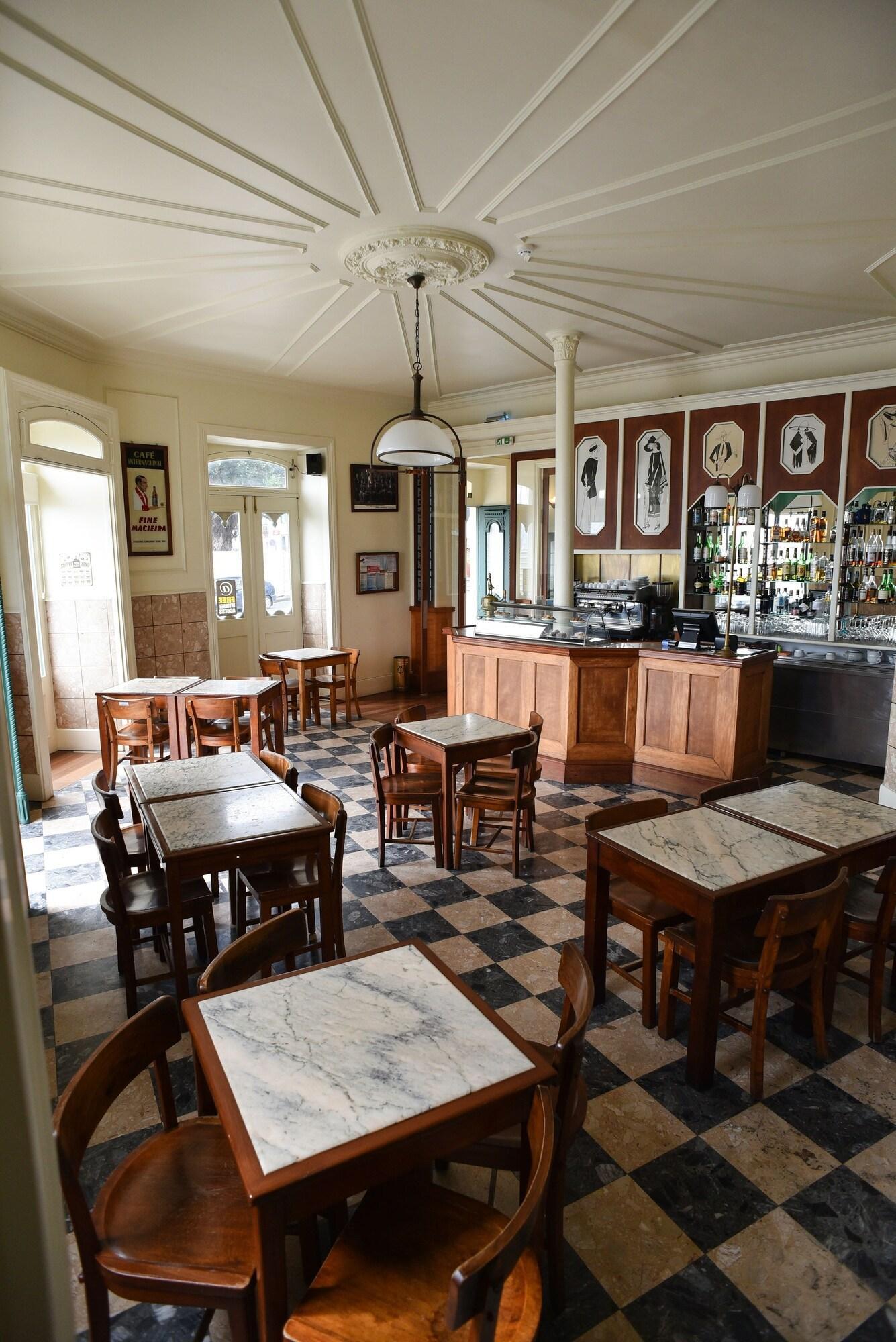 Bar/Salón Internacional Azores Boutique